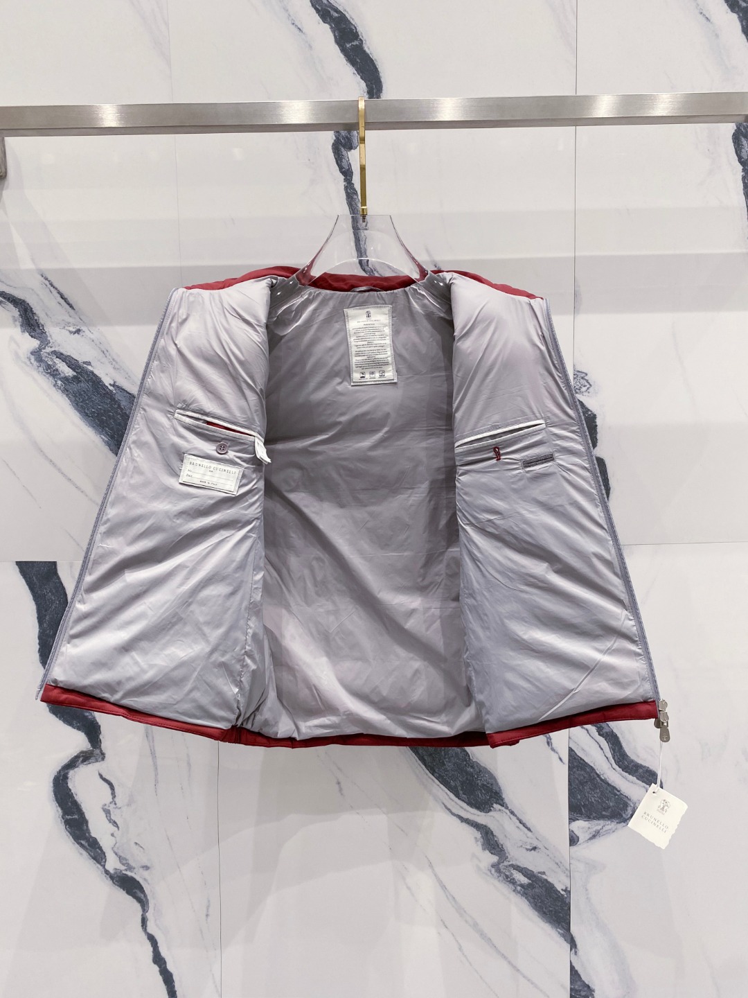 25秋冬新品发布，BC新款羽绒马甲出货，帽子可完全拆卸成立领，所有面料及辅料原版开模订制，质感超强，码数