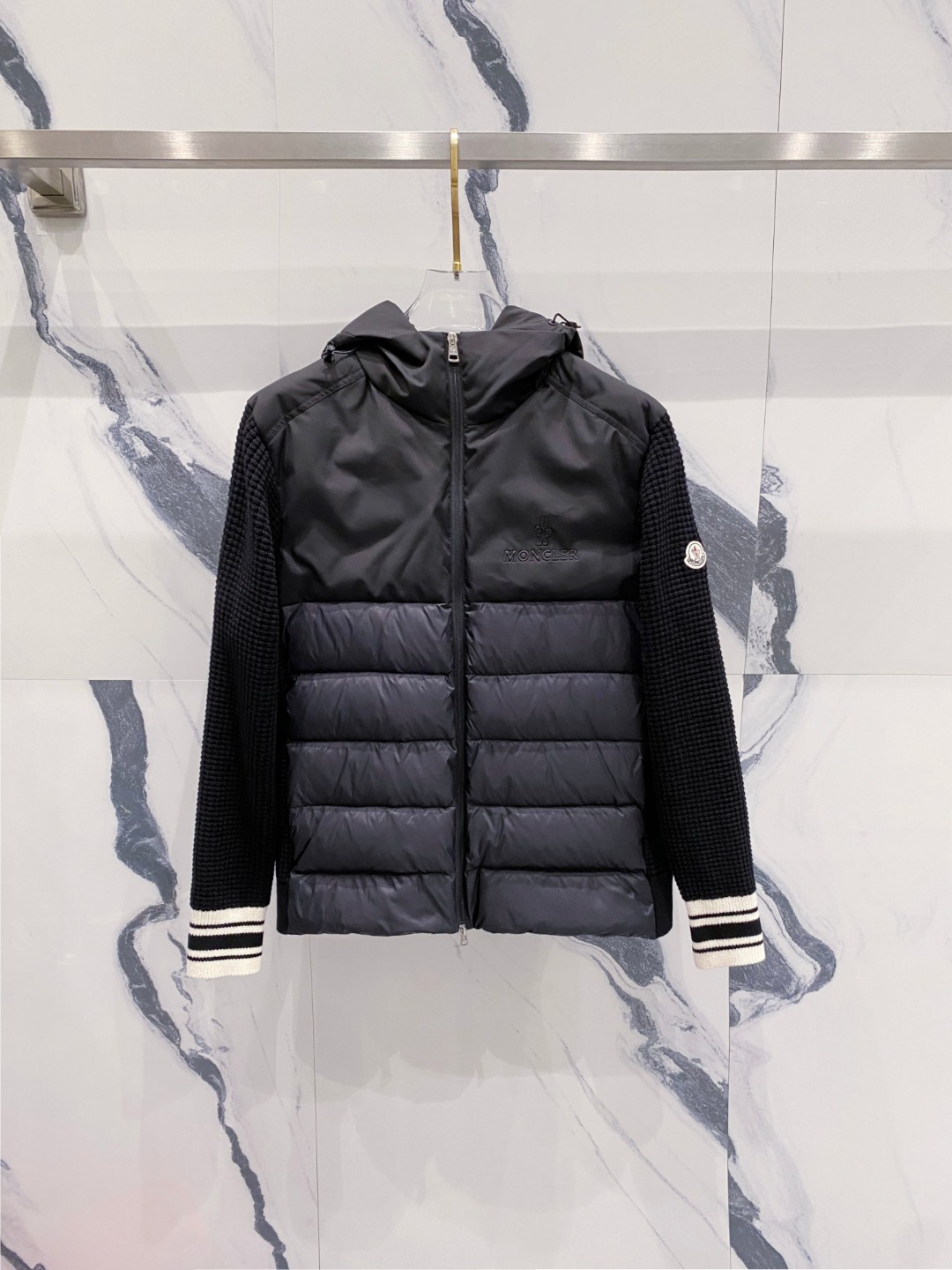 NO:596914,Moncler's new autumn and winter down jacket, the knitted hooded spliced ​​down jacket is made of the new national standard 95 white duck down, a new inner item for autumn and winter!  In China, down and black colors are all in basic style. They can be worn alone or layered to create a more layered look!  Full of fluffiness!  The filling is sufficient, and the thermal performance is not a problem, it is windproof and warm!  Color Black White Size 48-56,Moncler,down jacket,hats,alexander wang19860909Moncler 蒙口 年秋冬新款羽绒服,针织连帽拼接羽绒服采用新国标95白鸭绒,秋冬新品内搭神器！在国内羽绒黑色都是走基础风格,可以单穿还可以搭配叠穿,会更有层次感！蓬松度十足！填充量足足的,保暖性能不在话下,防风保暖！ 颜色黑色 白色 尺码48-56,,Moncler,down jacket,hats,alexander wang,Men's clothing