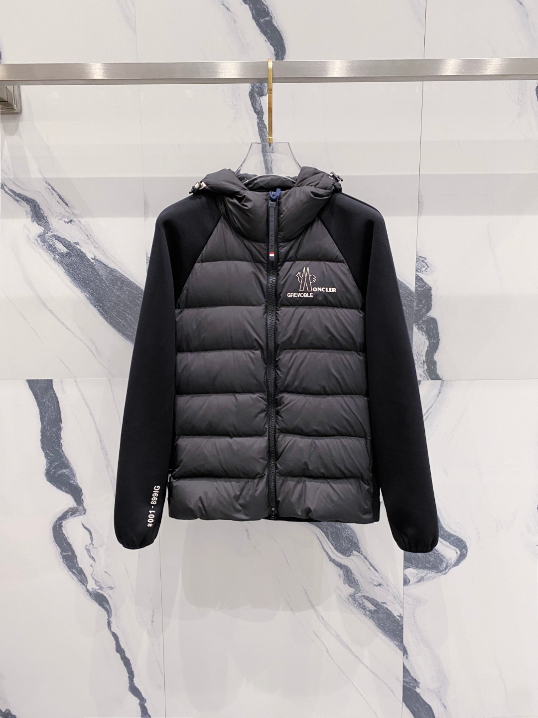 NO:596918,Moncler FW new hooded patchwork down jacket. Classic style, hard to find. Made of original custom fabrics, the body is filled with 90% down, and the splicing design is full of fashion and warmth. The hooded design makes you look younger and more handsome. The brand letter logo is decorated on the chest, which is highly recognizable. Customer-supplied hardware accessories are full of high-end. A patchwork down jacket that is not specific to your age and suitable for many occasions. [Color] Black  Beige [size] 48-56,,Moncler,jackets & coats,jackets & coats,down jacket,hats,alexander wang19860909Moncler 蒙口 FW新款连帽拼羽绒夹克外套.经典款,一件难求.采用原版定制面料,正身充90绒,拼接设计,时尚感满满,保暖度绝绝子；连帽设计,减龄帅气；胸前饰以品牌字母logo,辨识度极高；客供五金辅料,高级感满满；一款不挑年纪而且适合多种场合穿搭的拼接羽绒夹克.【颜色】黑色 米色【码数】48-56,,Moncler,jackets & coats,jackets & coats,down jacket,hats,alexander wang,Men's clothing