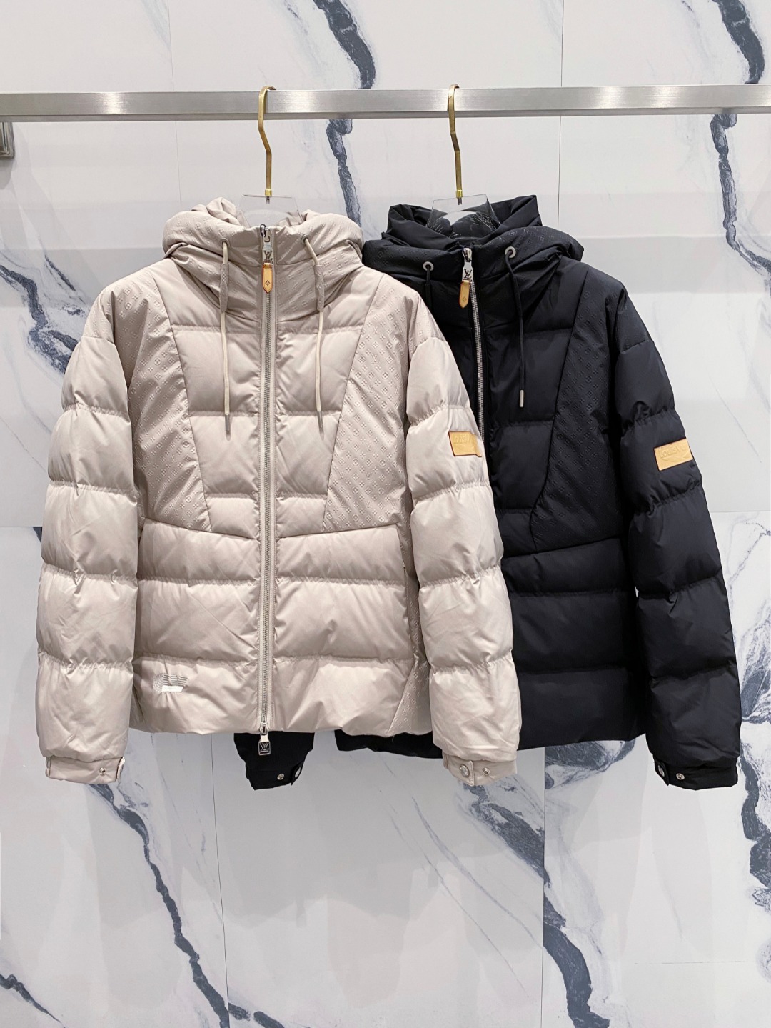LOUIS*VUITTON 路易威登 FW2025秋冬新款羽绒服，Lv徽标压花钢印老花拼接连帽璀璨登场，