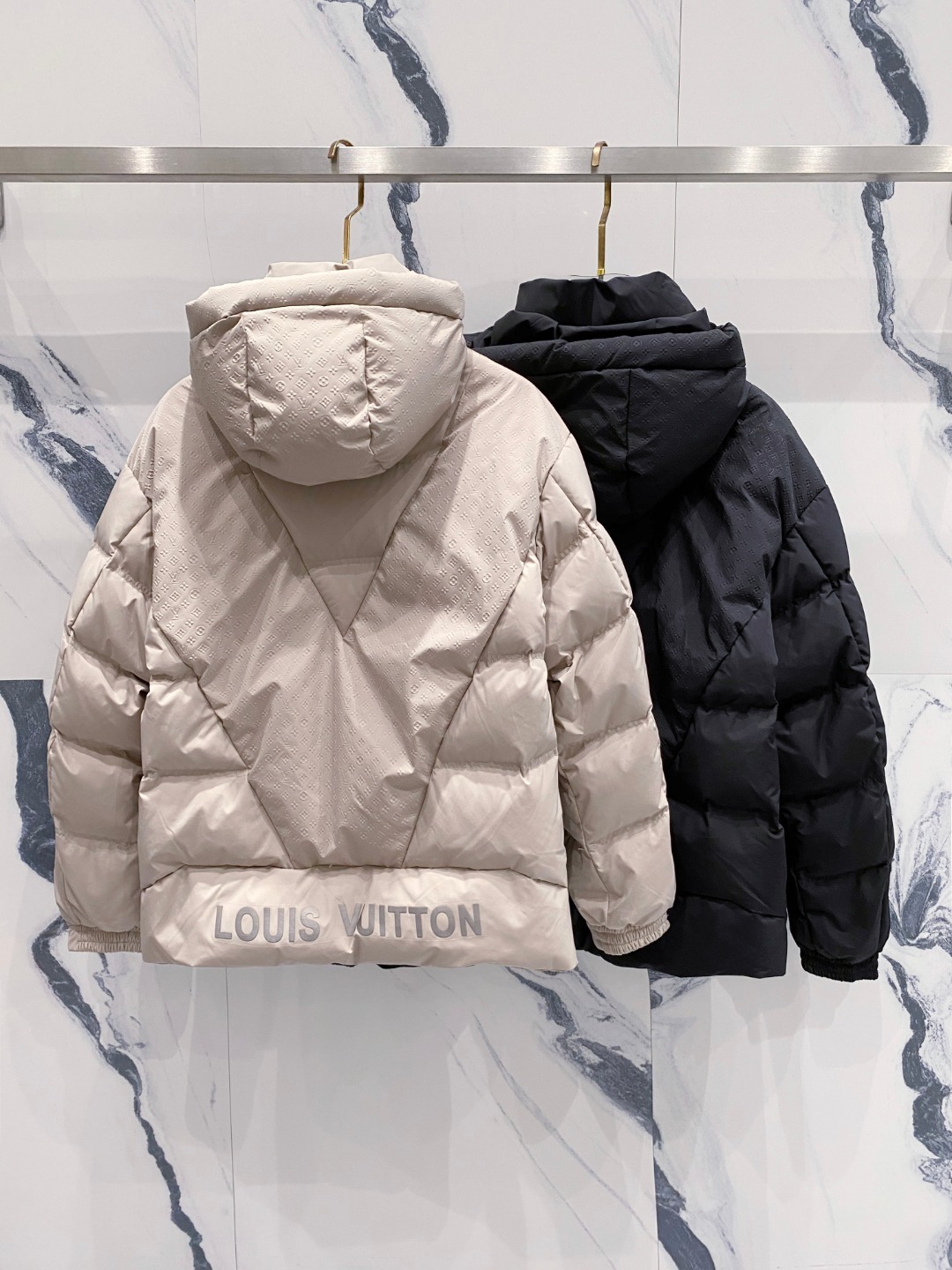 LOUIS*VUITTON 路易威登 FW2025秋冬新款羽绒服，Lv徽标压花钢印老花拼接连帽璀璨登场，