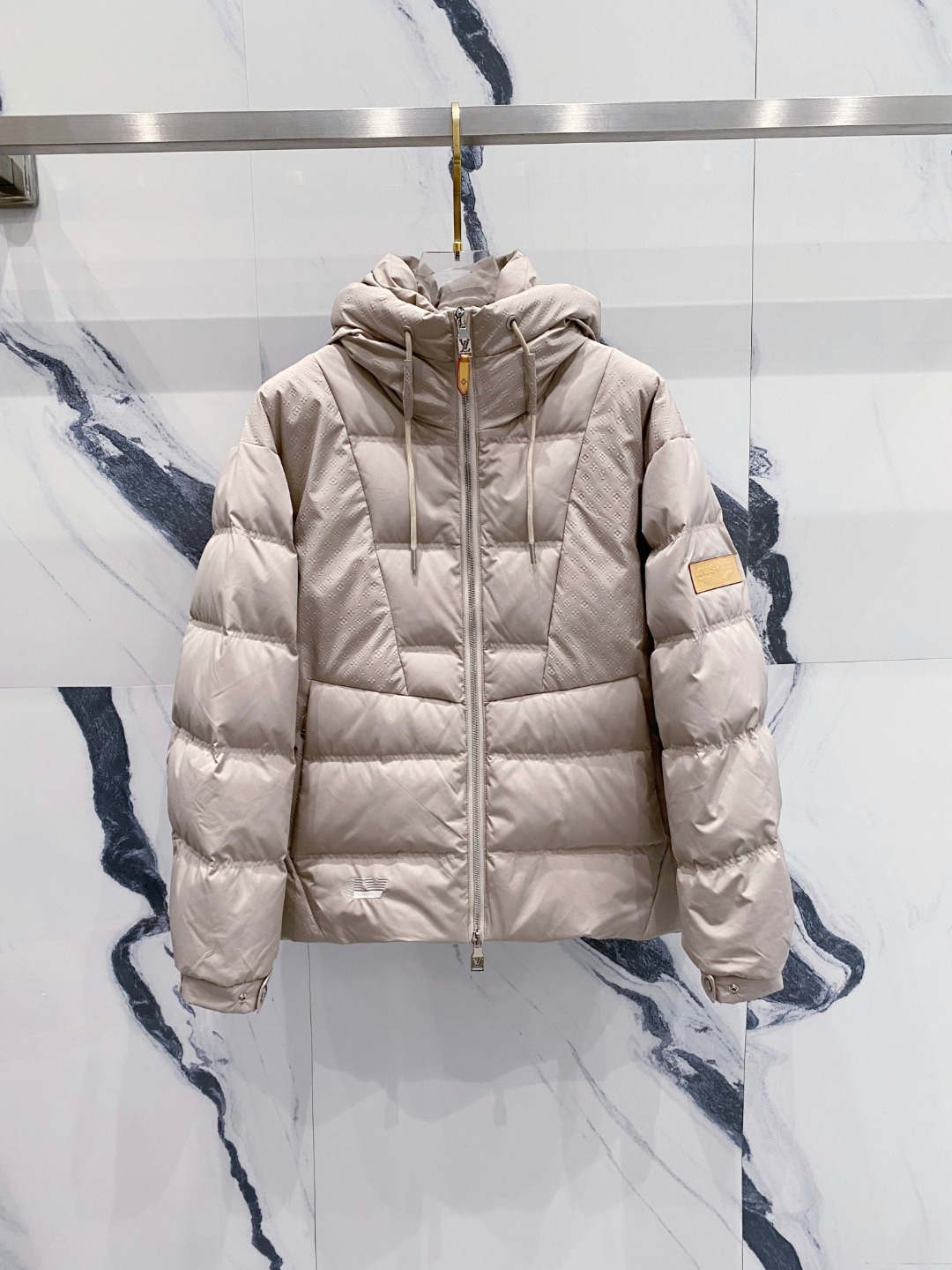 LOUIS*VUITTON 路易威登 FW2025秋冬新款羽绒服，Lv徽标压花钢印老花拼接连帽璀璨登场，