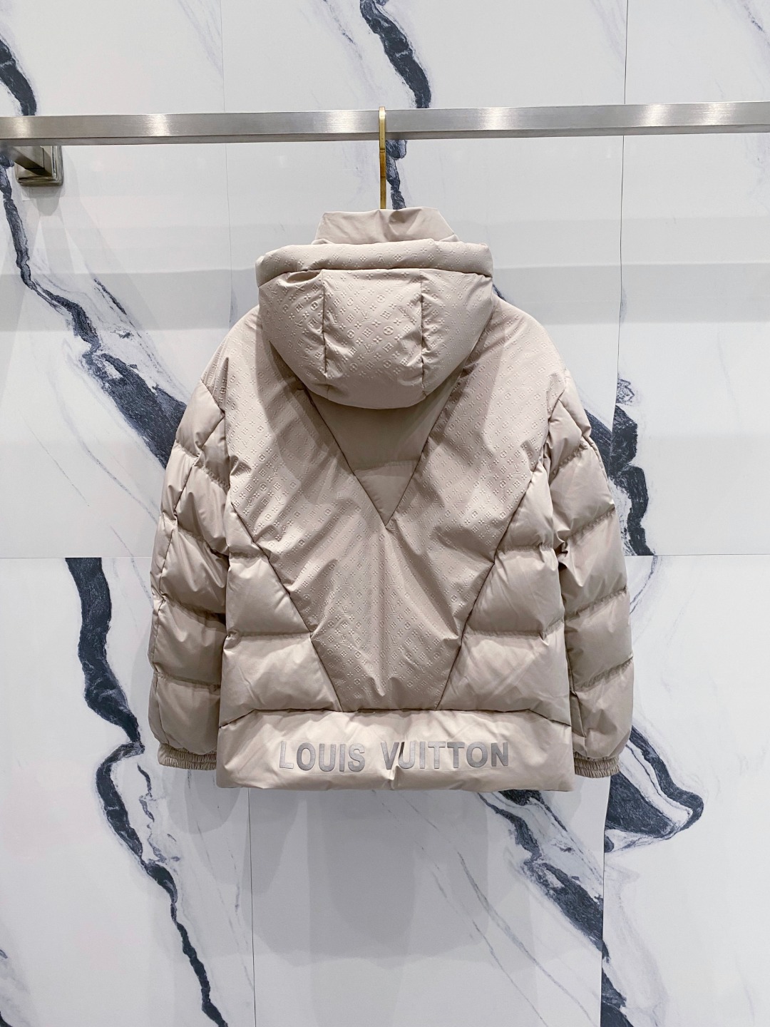 LOUIS*VUITTON 路易威登 FW2025秋冬新款羽绒服，Lv徽标压花钢印老花拼接连帽璀璨登场，
