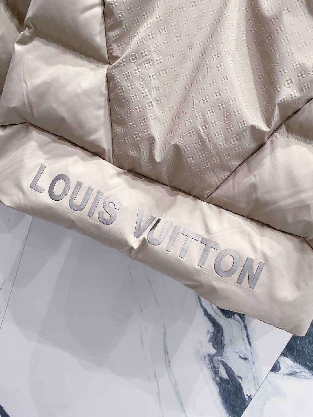 LOUIS*VUITTON 路易威登 FW2025秋冬新款羽绒服，Lv徽标压花钢印老花拼接连帽璀璨登场，