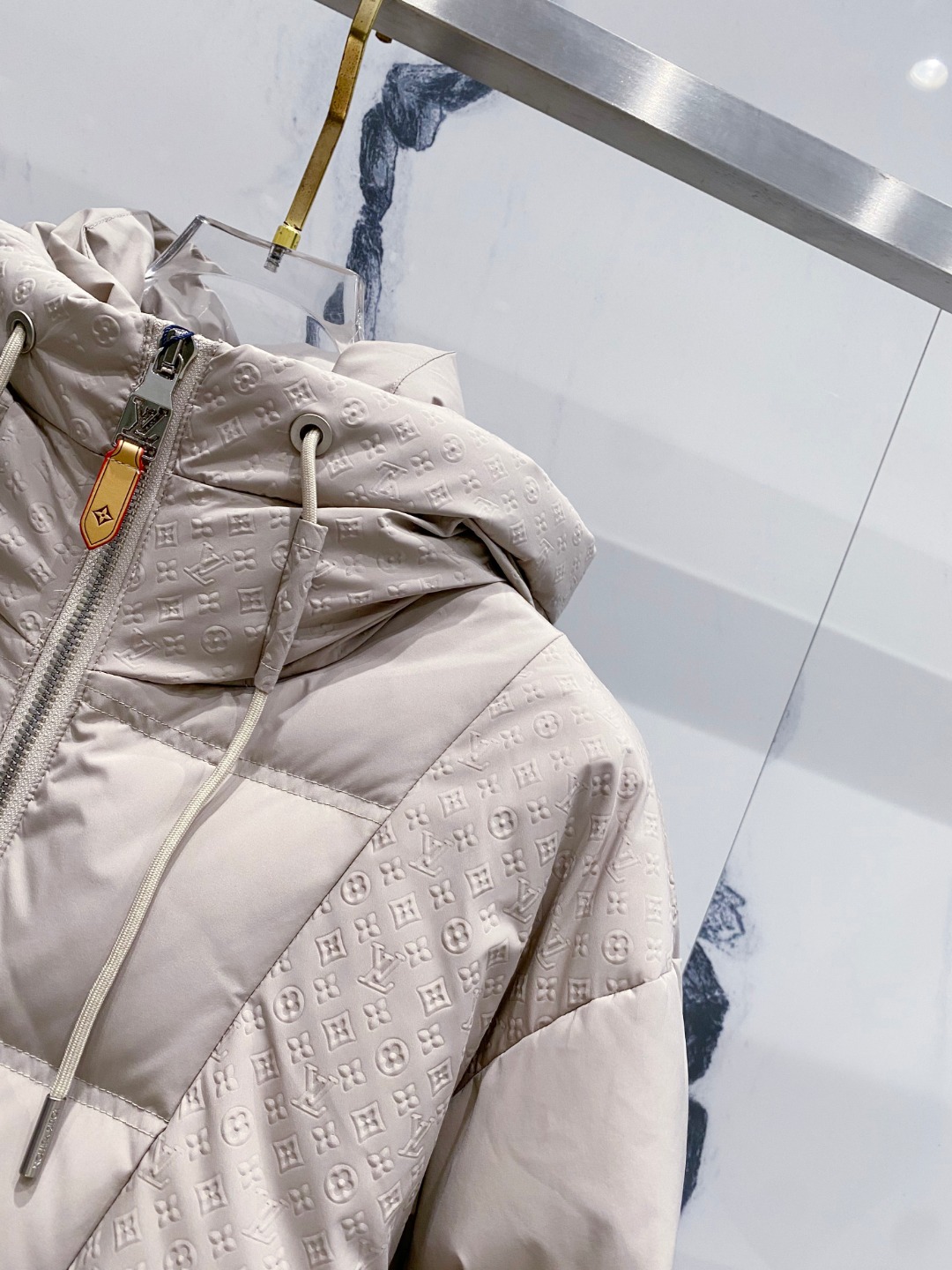 LOUIS*VUITTON 路易威登 FW2025秋冬新款羽绒服，Lv徽标压花钢印老花拼接连帽璀璨登场，