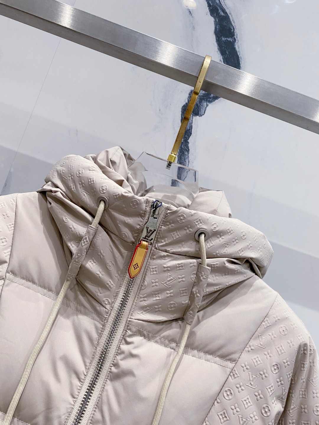 LOUIS*VUITTON 路易威登 FW2025秋冬新款羽绒服，Lv徽标压花钢印老花拼接连帽璀璨登场，