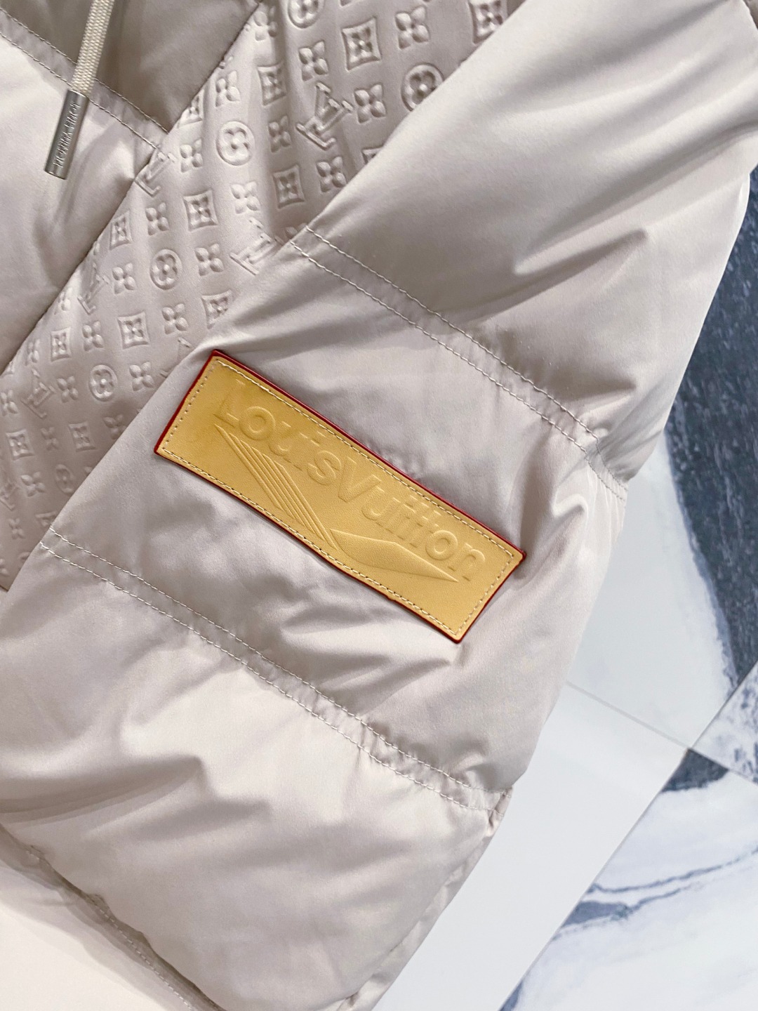 LOUIS*VUITTON 路易威登 FW2025秋冬新款羽绒服，Lv徽标压花钢印老花拼接连帽璀璨登场，