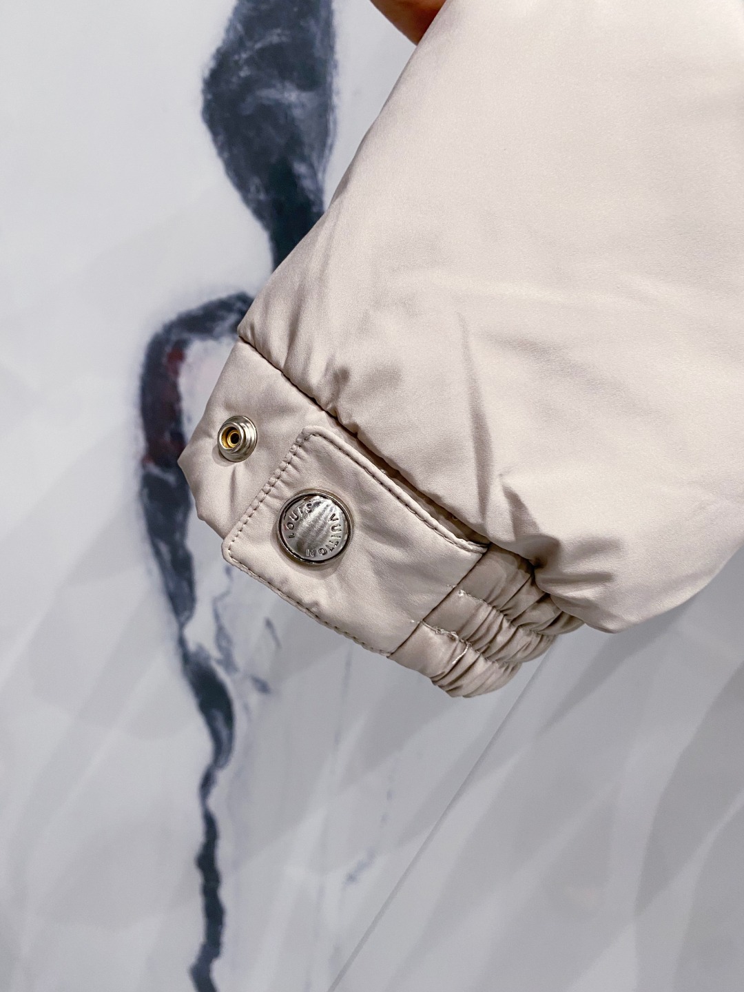 LOUIS*VUITTON 路易威登 FW2025秋冬新款羽绒服，Lv徽标压花钢印老花拼接连帽璀璨登场，