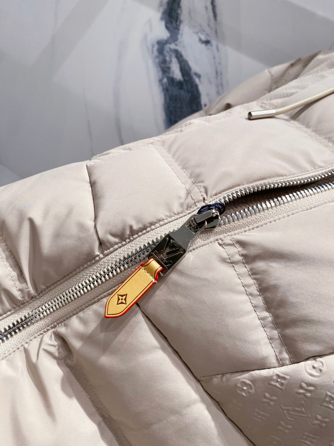 LOUIS*VUITTON 路易威登 FW2025秋冬新款羽绒服，Lv徽标压花钢印老花拼接连帽璀璨登场，