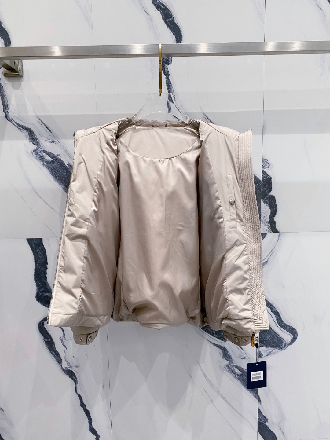 LOUIS*VUITTON 路易威登 FW2025秋冬新款羽绒服，Lv徽标压花钢印老花拼接连帽璀璨登场，