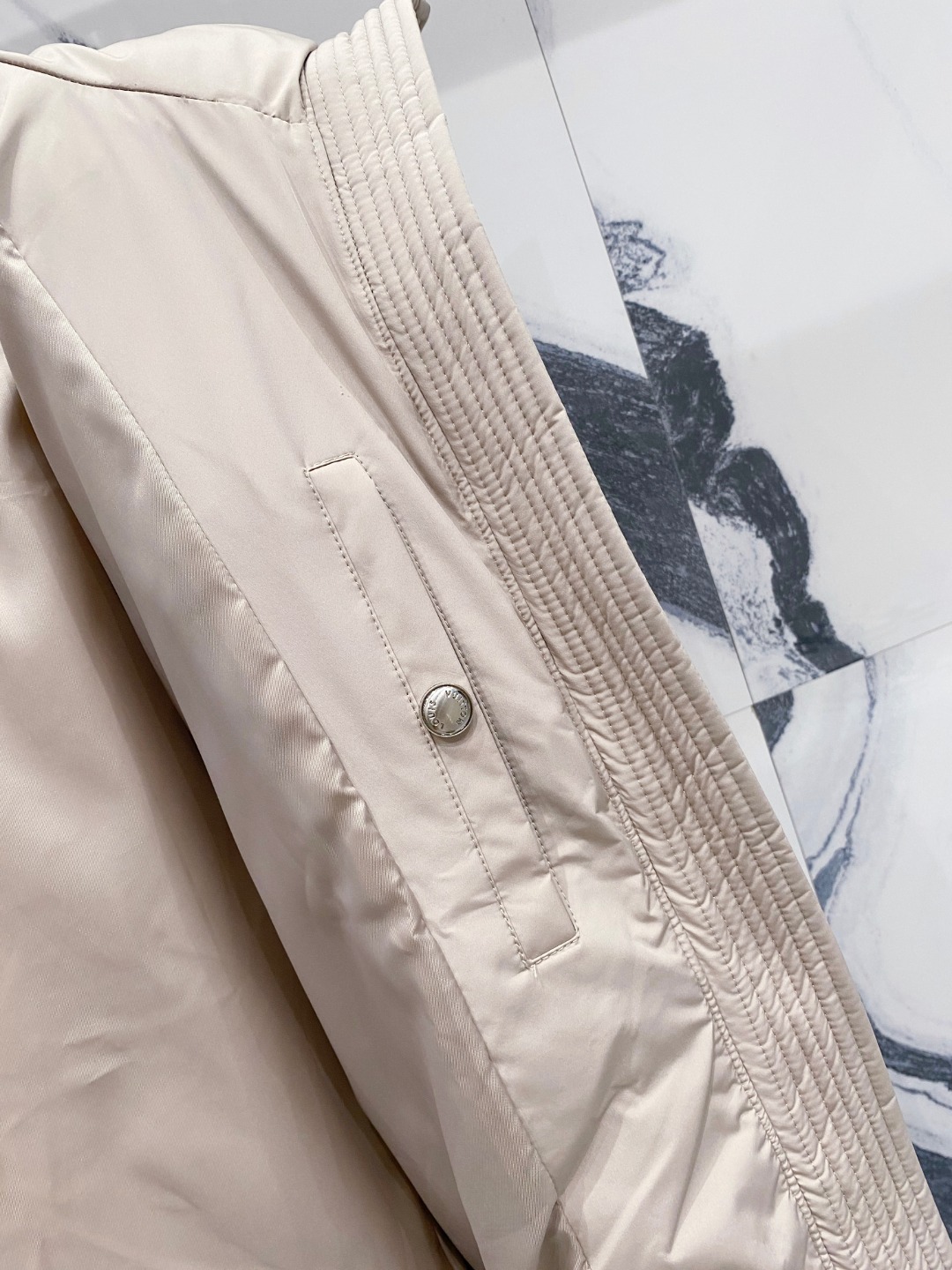 LOUIS*VUITTON 路易威登 FW2025秋冬新款羽绒服，Lv徽标压花钢印老花拼接连帽璀璨登场，