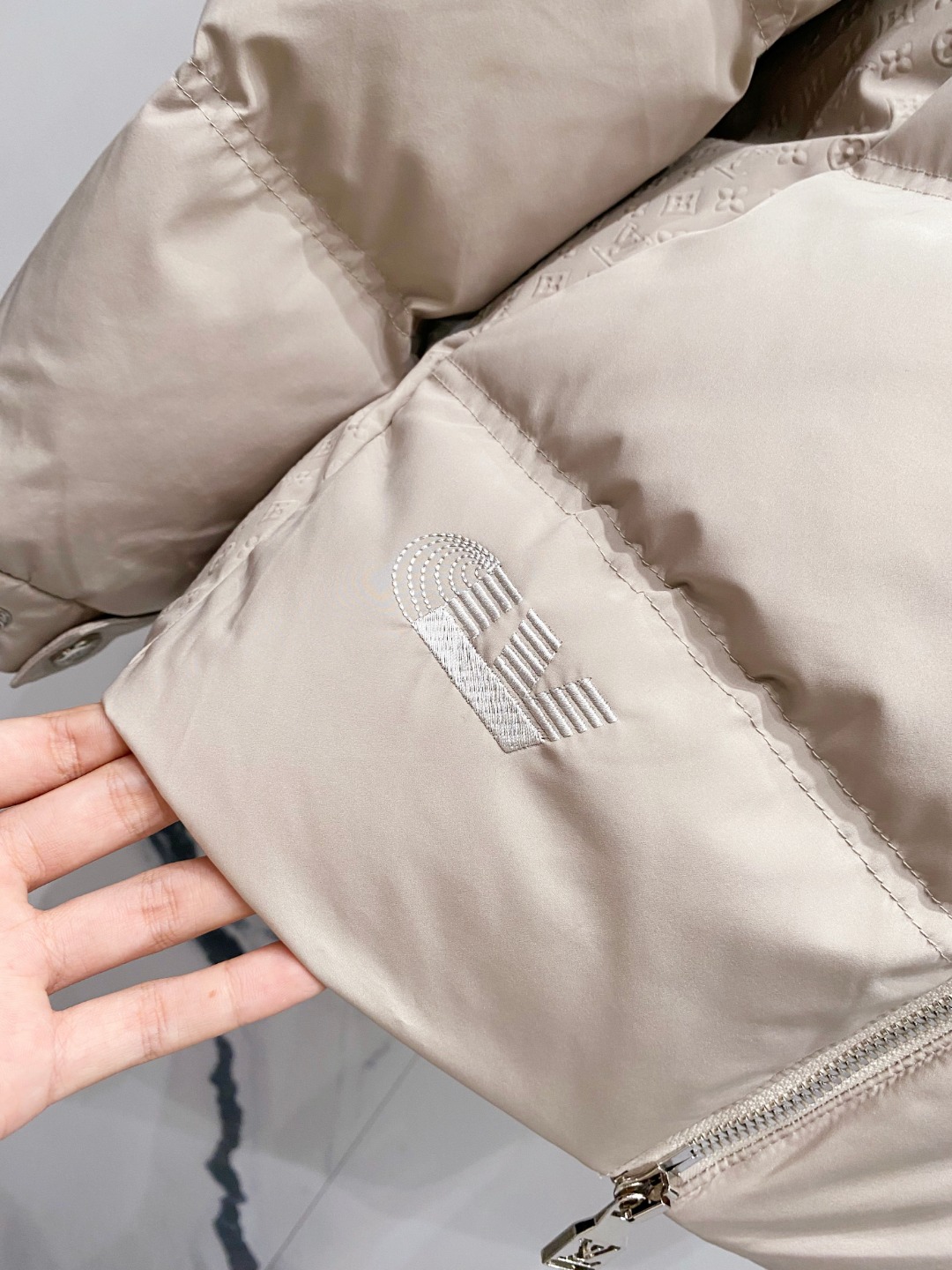 LOUIS*VUITTON 路易威登 FW2025秋冬新款羽绒服，Lv徽标压花钢印老花拼接连帽璀璨登场，