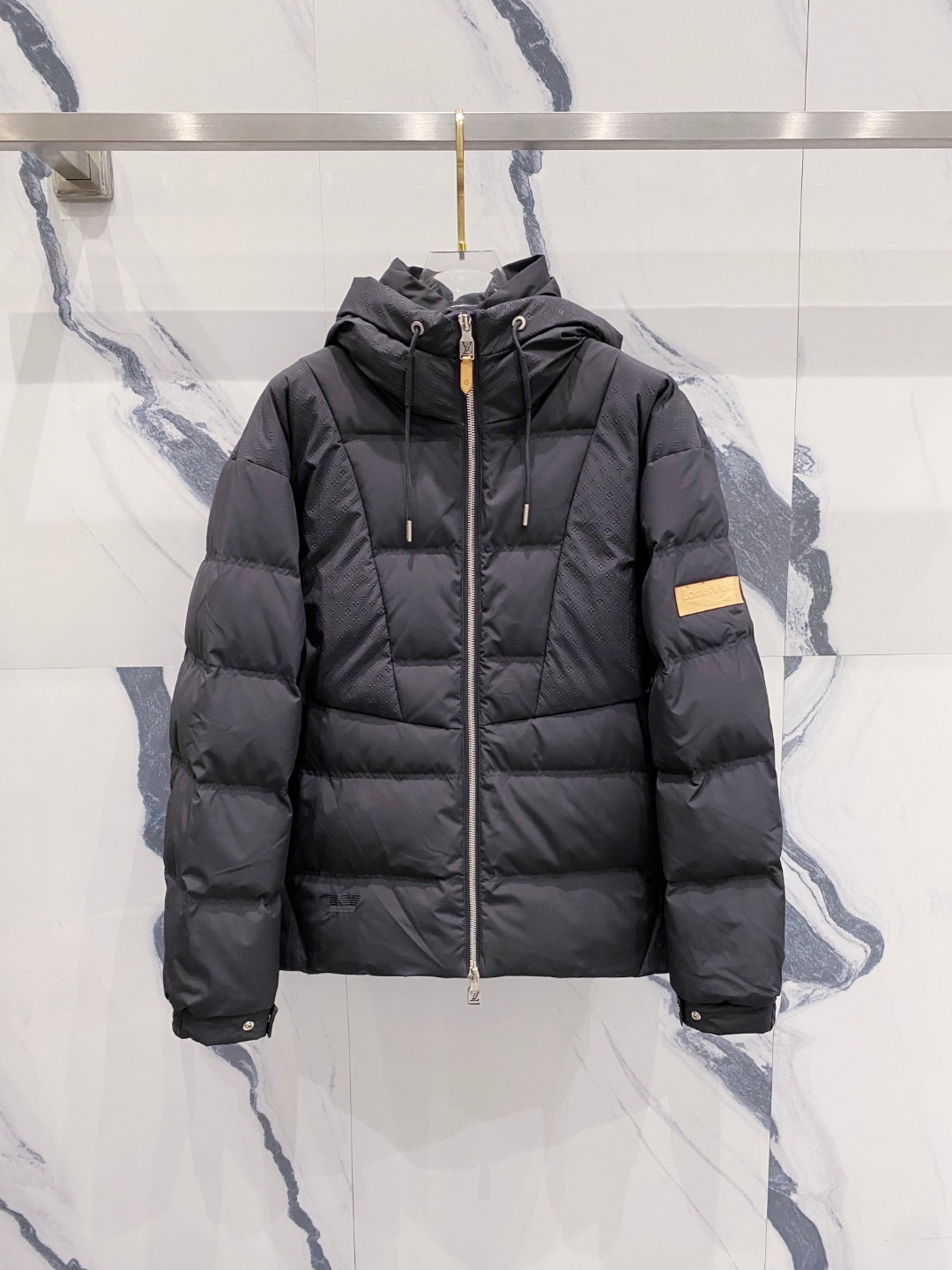 LOUIS*VUITTON 路易威登 FW2025秋冬新款羽绒服，Lv徽标压花钢印老花拼接连帽璀璨登场，