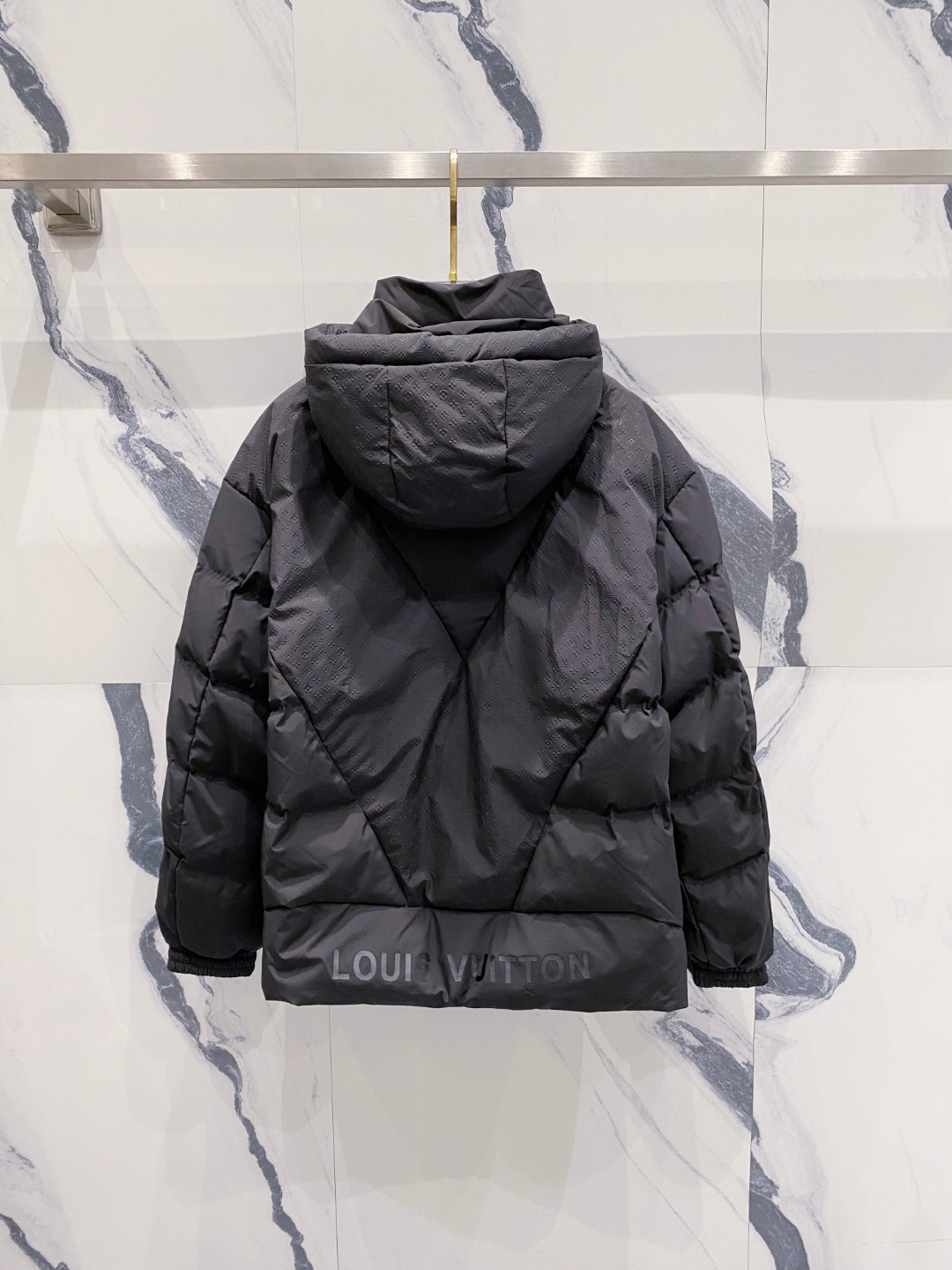 LOUIS*VUITTON 路易威登 FW2025秋冬新款羽绒服，Lv徽标压花钢印老花拼接连帽璀璨登场，