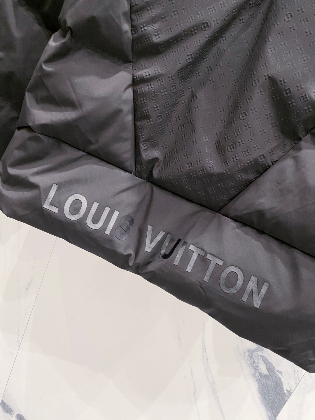 LOUIS*VUITTON 路易威登 FW2025秋冬新款羽绒服，Lv徽标压花钢印老花拼接连帽璀璨登场，