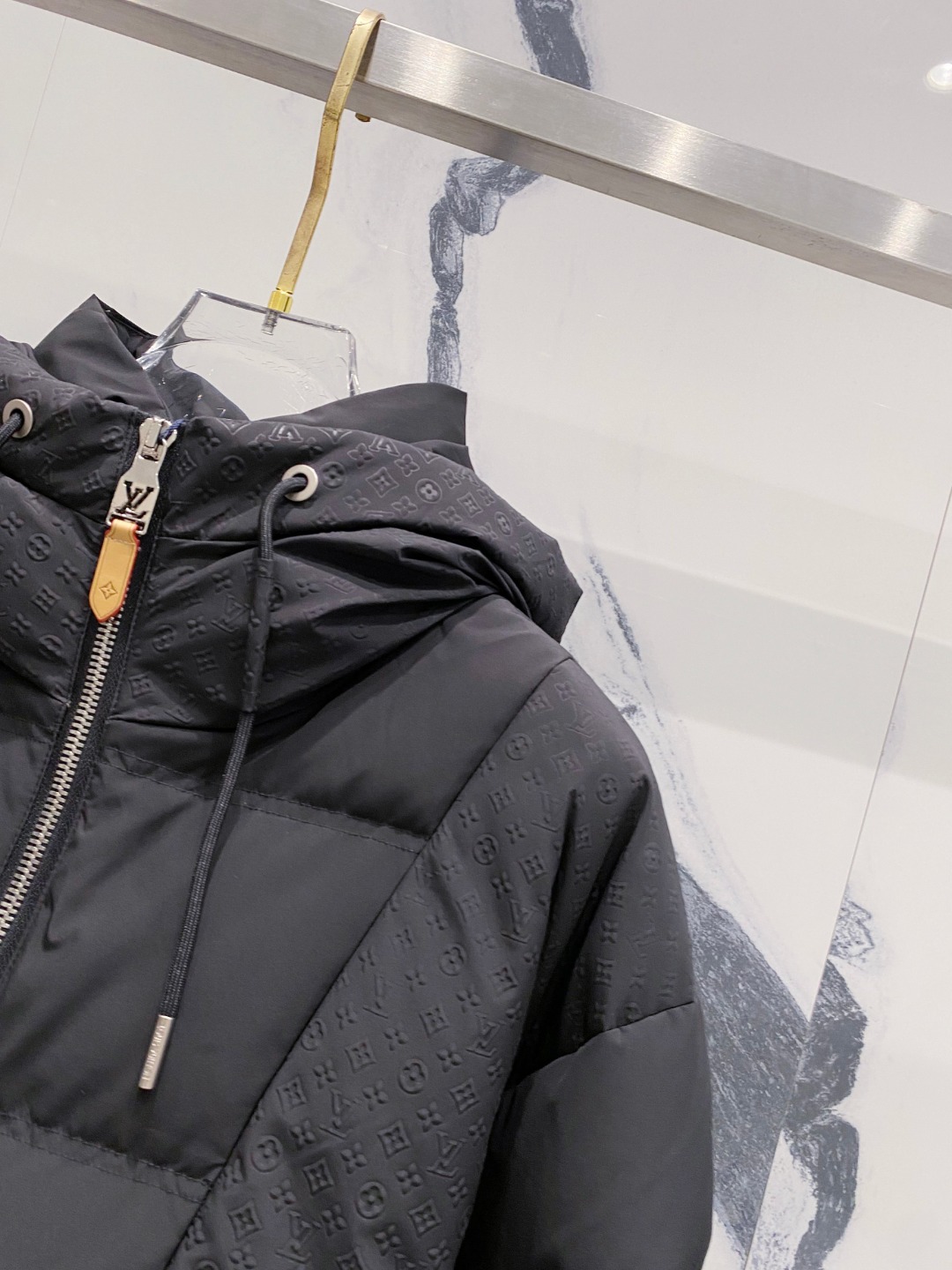 LOUIS*VUITTON 路易威登 FW2025秋冬新款羽绒服，Lv徽标压花钢印老花拼接连帽璀璨登场，