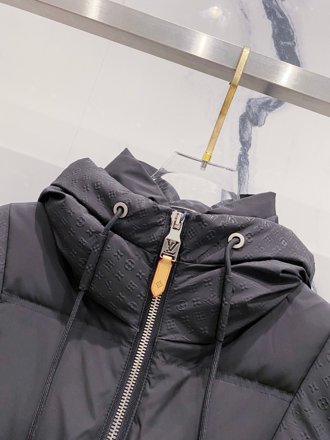 LOUIS*VUITTON 路易威登 FW2025秋冬新款羽绒服，Lv徽标压花钢印老花拼接连帽璀璨登场，