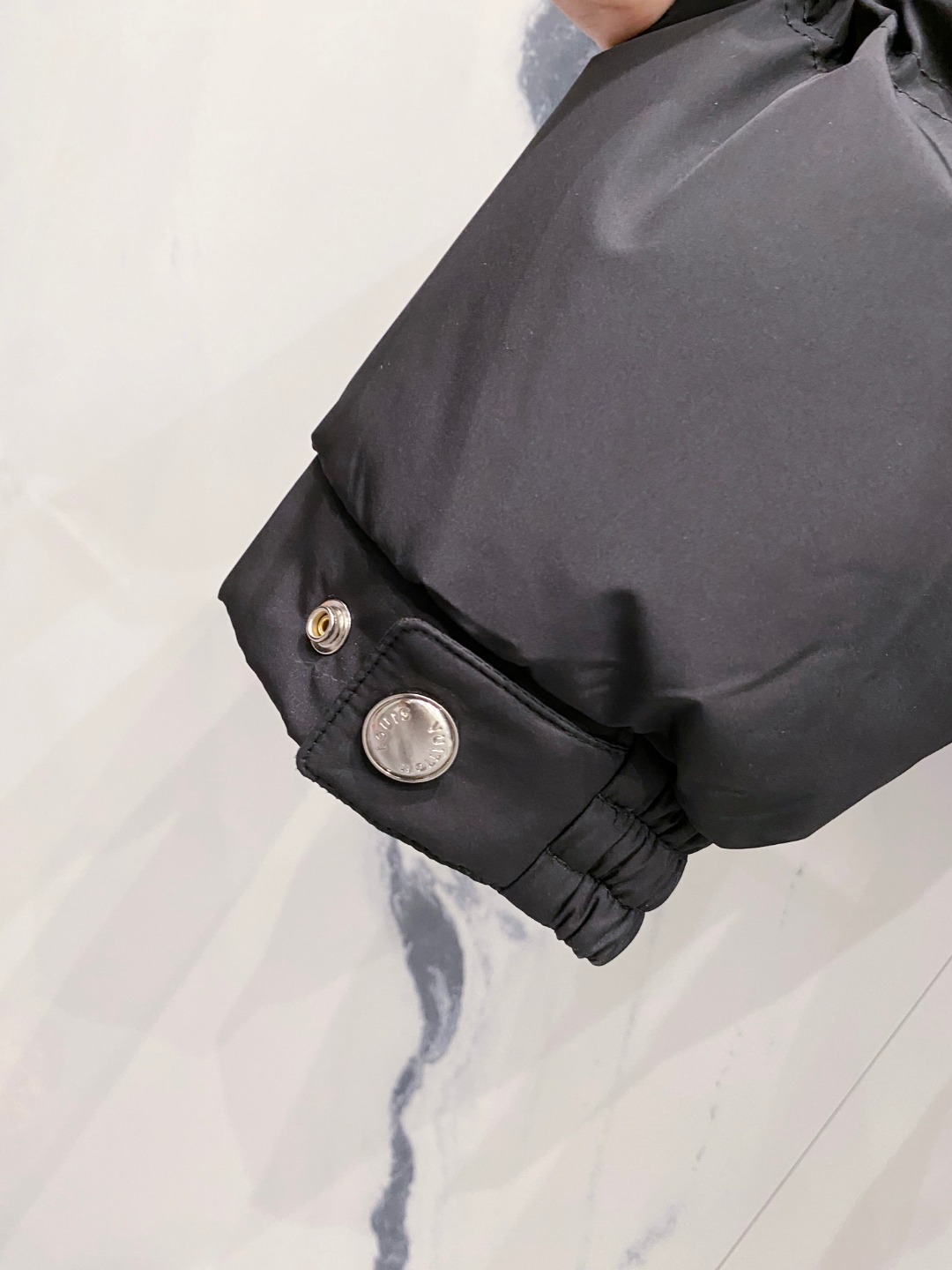 LOUIS*VUITTON 路易威登 FW2025秋冬新款羽绒服，Lv徽标压花钢印老花拼接连帽璀璨登场，