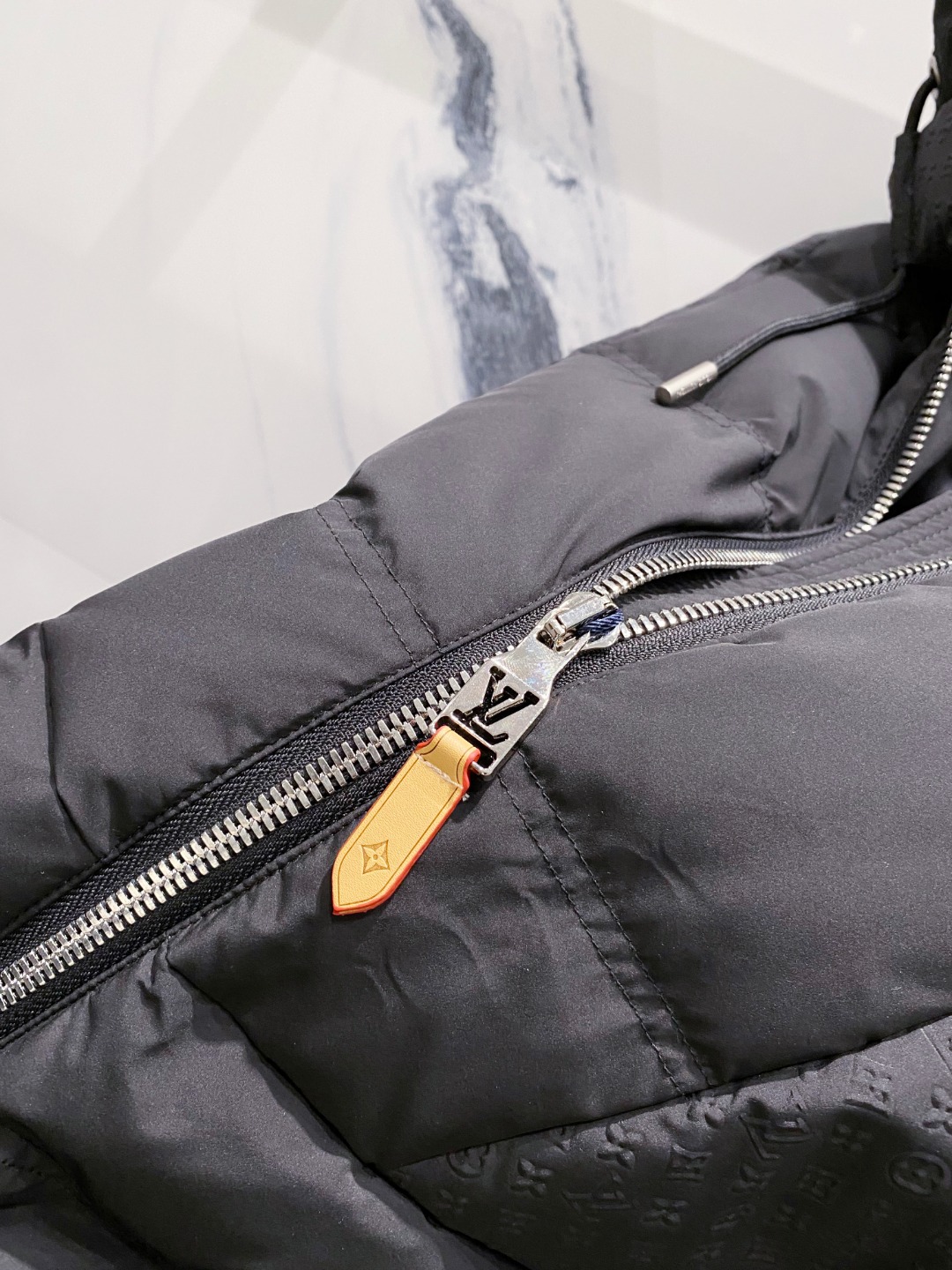 LOUIS*VUITTON 路易威登 FW2025秋冬新款羽绒服，Lv徽标压花钢印老花拼接连帽璀璨登场，