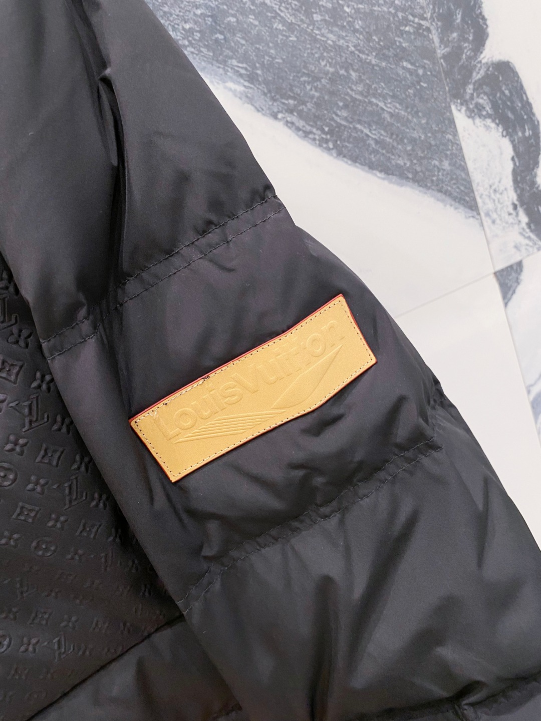 LOUIS*VUITTON 路易威登 FW2025秋冬新款羽绒服，Lv徽标压花钢印老花拼接连帽璀璨登场，