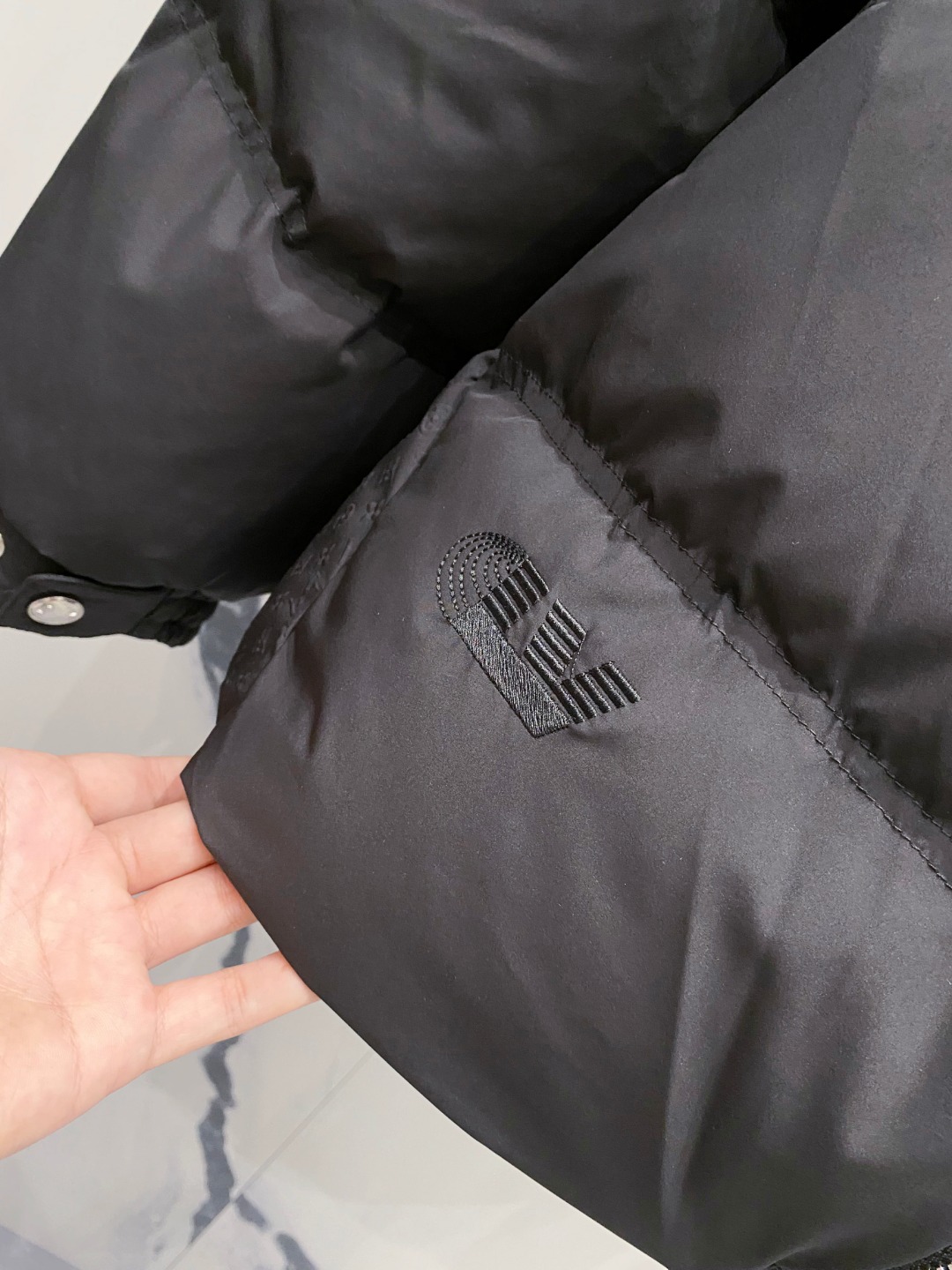 LOUIS*VUITTON 路易威登 FW2025秋冬新款羽绒服，Lv徽标压花钢印老花拼接连帽璀璨登场，