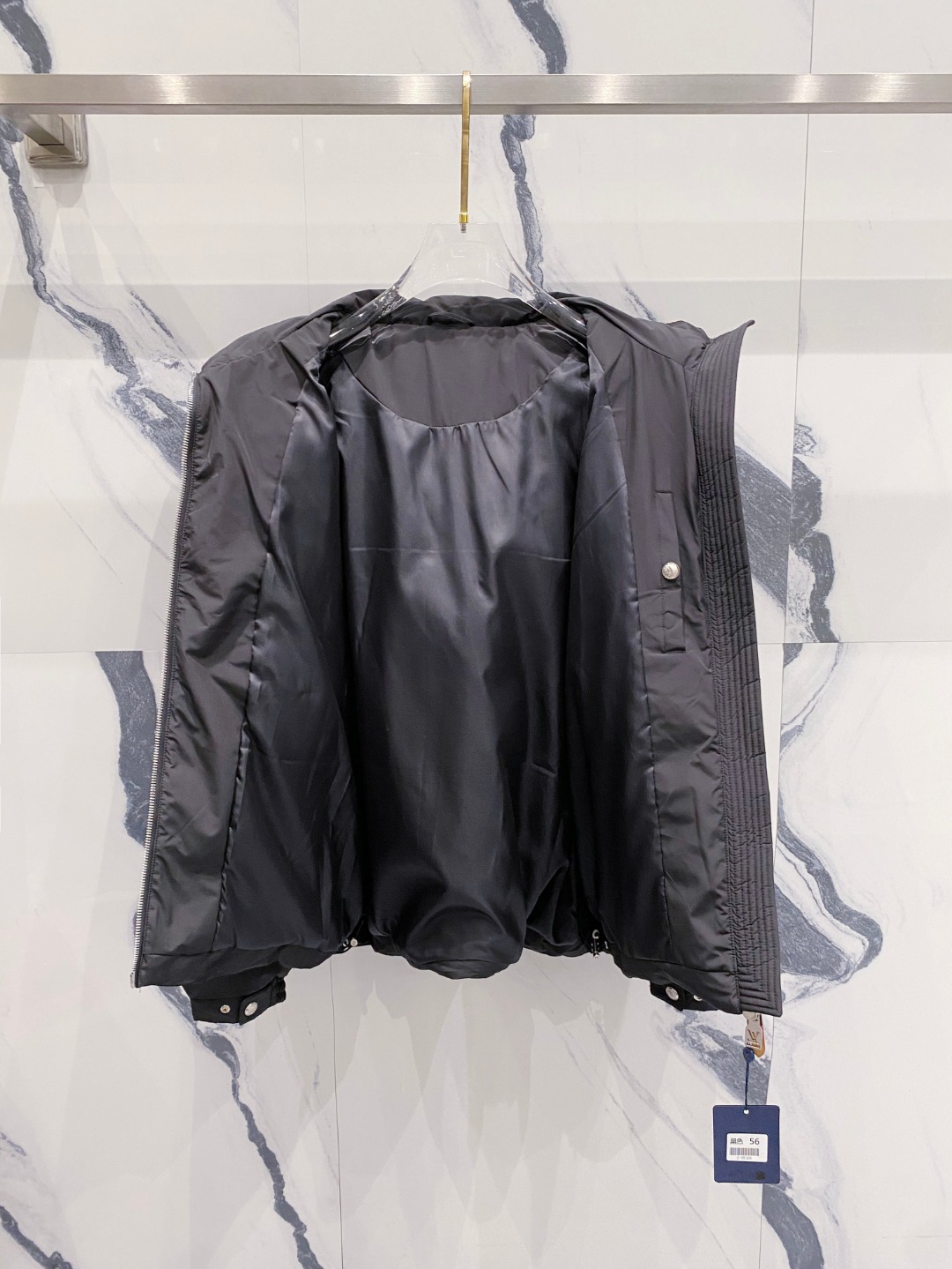 LOUIS*VUITTON 路易威登 FW2025秋冬新款羽绒服，Lv徽标压花钢印老花拼接连帽璀璨登场，