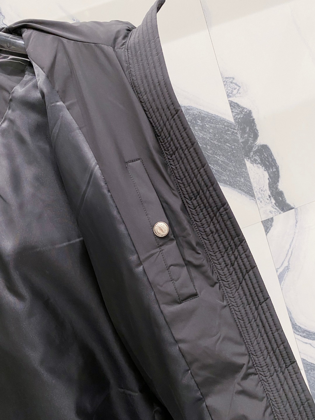 LOUIS*VUITTON 路易威登 FW2025秋冬新款羽绒服，Lv徽标压花钢印老花拼接连帽璀璨登场，