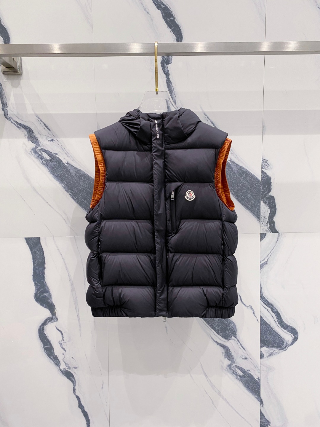 NO:596924,Moncler Mouth Mouth Down NEW# FW Autumn and Winter New Style# Hot Style Shipping #Mon Full Down Vest# Customized grade outer material, selected viscose  Plyster blended fabric has a great feel, is stain-resistant and wear-resistant, and eliminates embarrassing phenomena in autumn and winter. The interior is filled with 9010 down, which is fine, smooth, and almost stemless. The mixed air-filled down has a perfect balance between down volume and air feel, and has excellent thermal insulation effect and wearability.  Comfortable. Detachable hood design, adaptable to three-dimensional tailoring technology, natural color printing technology on the back, special-shaped tailoring and splicing, the upper body is not bloated. Seamless laminated with double liner locking velvet technology to eliminate the phenomenon of velvet running away. Two-way lettering zipper, qrcode scan logo, Yu Xian high-end and stylish.  Color Black Beige Size M-3XL,,Moncler,down jacket,hats,alexander wang19860909Moncler 蒙口羽绒 NEW# FW秋冬新款# 爆款出货#Mon饱满羽绒马甲# 定制级别外料,甄选viscose plyster混纺,极具手感,抗污耐磨,杜绝秋冬季的尴尬现象.内里全9010羽绒填充,出售细腻舒滑,几乎无梗的工艺.混合空气填充羽绒,绝妙平衡羽绒量与空气感,艰巨极佳的保暖效果与穿着舒适感.可拆卸戴帽设计,适配立体剪裁工艺,后背本色印字工艺,异形剪裁拼接,上身不臃肿.压胶无缝加双重内胆锁绒工艺,杜绝跑绒现象.双向刻字拉链,qrcode扫码徽标,俞显高档有型. 颜色黑色 米灰色 尺码M-3XL,,Moncler,down jacket,hats,alexander wang,Men's clothing