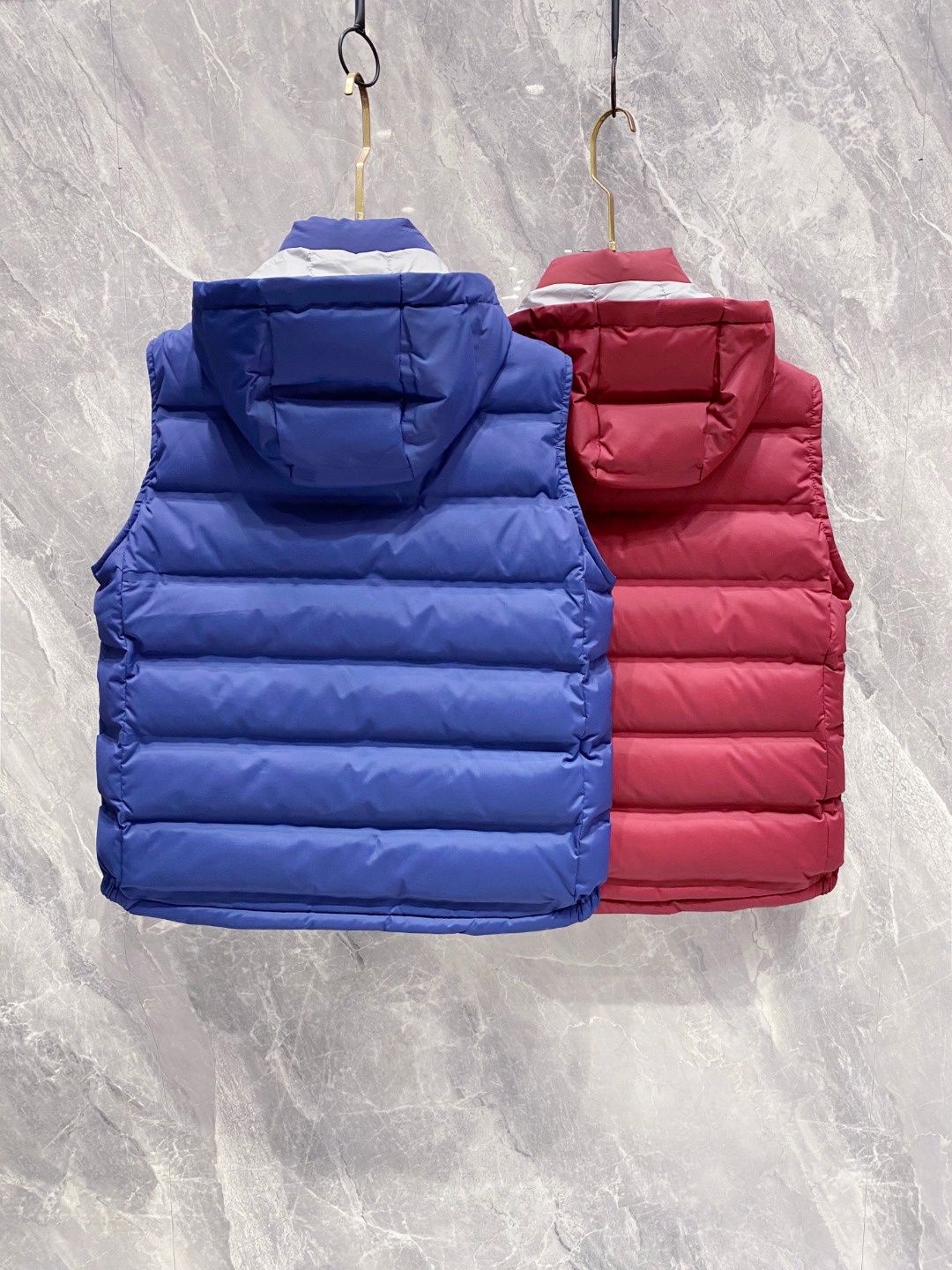 25秋冬新品发布，BC新款羽绒马甲出货，帽子可完全拆卸成立领，所有面料及辅料原版开模订制，质感超强，码数