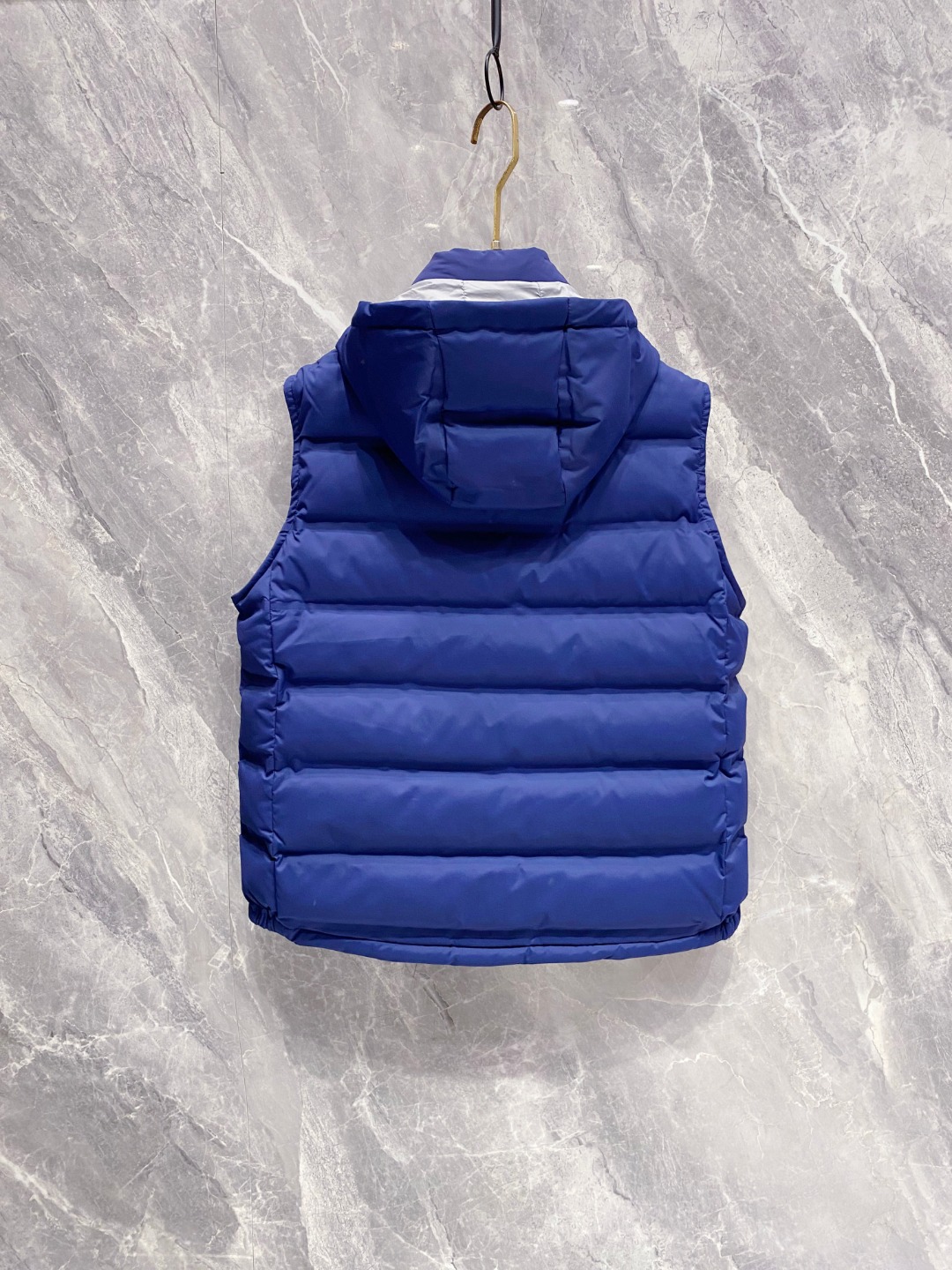 25秋冬新品发布，BC新款羽绒马甲出货，帽子可完全拆卸成立领，所有面料及辅料原版开模订制，质感超强，码数