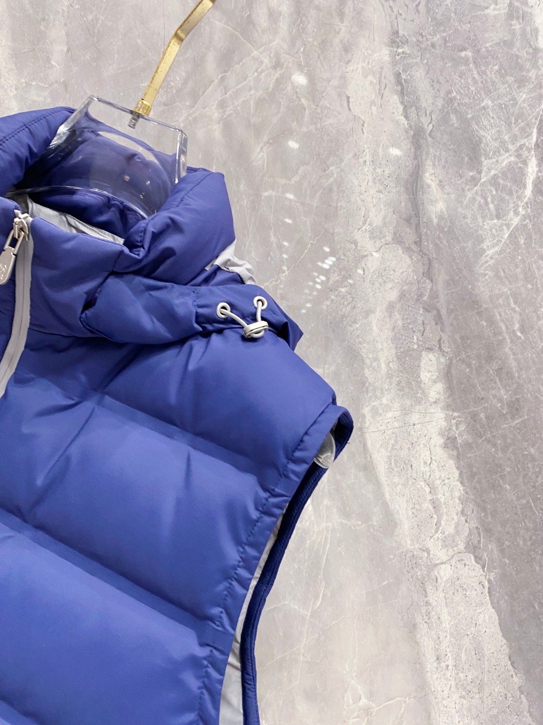 25秋冬新品发布，BC新款羽绒马甲出货，帽子可完全拆卸成立领，所有面料及辅料原版开模订制，质感超强，码数