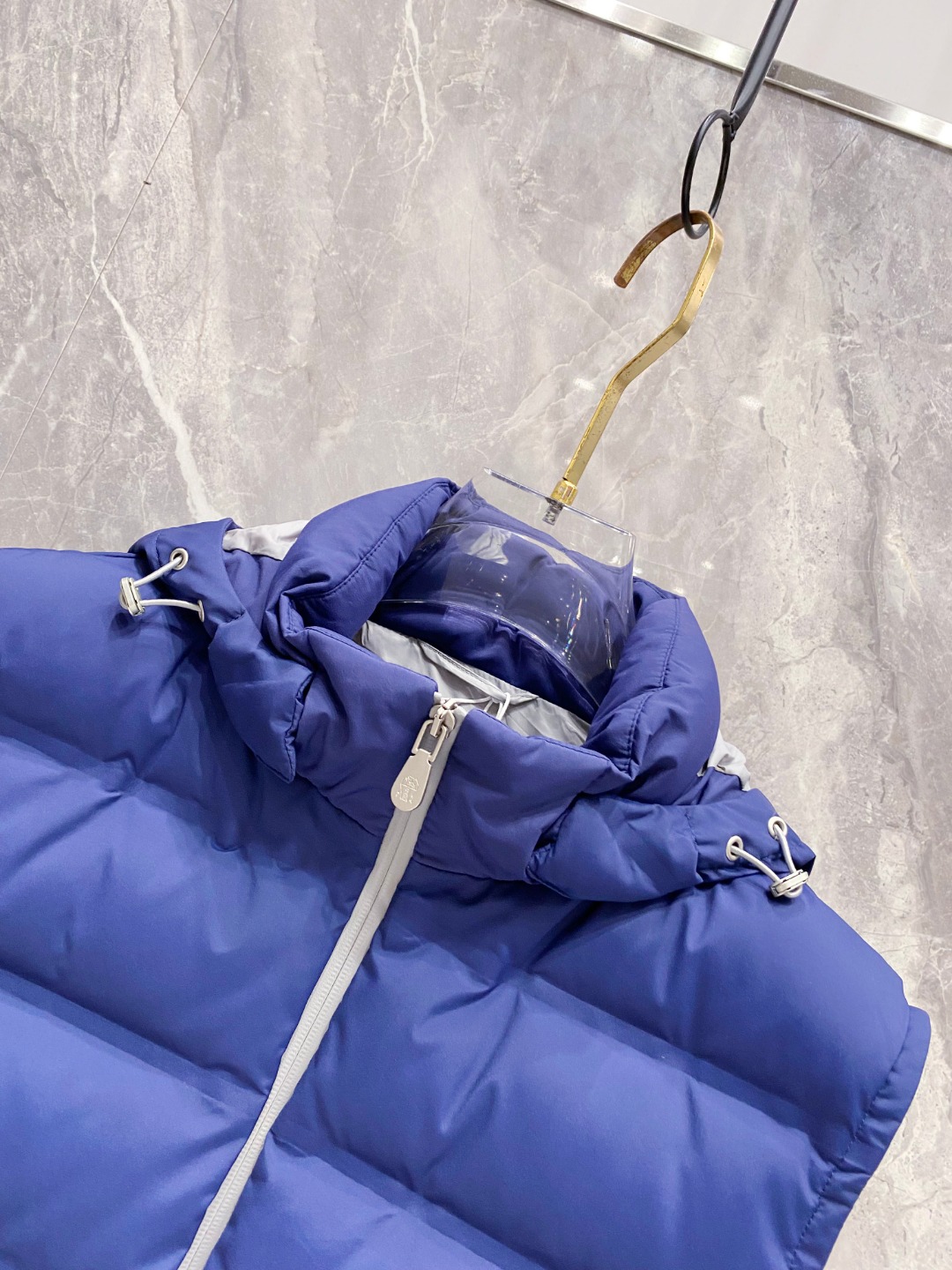 25秋冬新品发布，BC新款羽绒马甲出货，帽子可完全拆卸成立领，所有面料及辅料原版开模订制，质感超强，码数