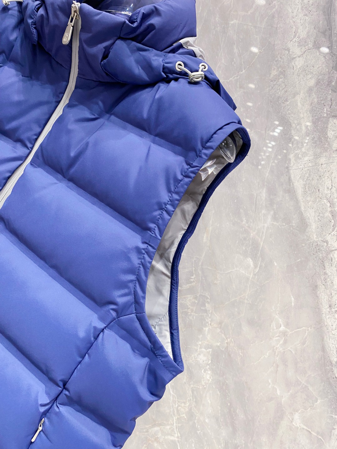 25秋冬新品发布，BC新款羽绒马甲出货，帽子可完全拆卸成立领，所有面料及辅料原版开模订制，质感超强，码数