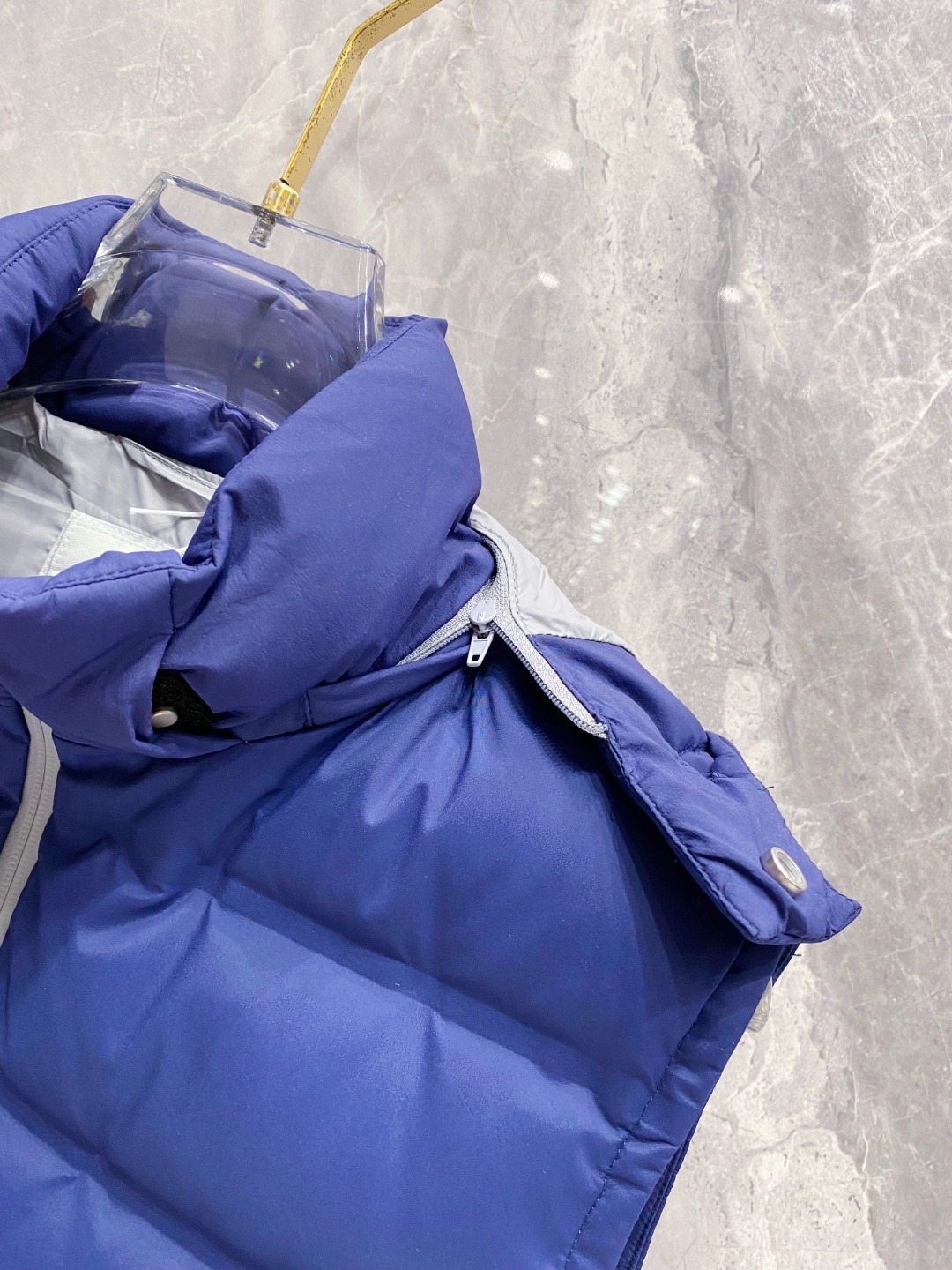 25秋冬新品发布，BC新款羽绒马甲出货，帽子可完全拆卸成立领，所有面料及辅料原版开模订制，质感超强，码数