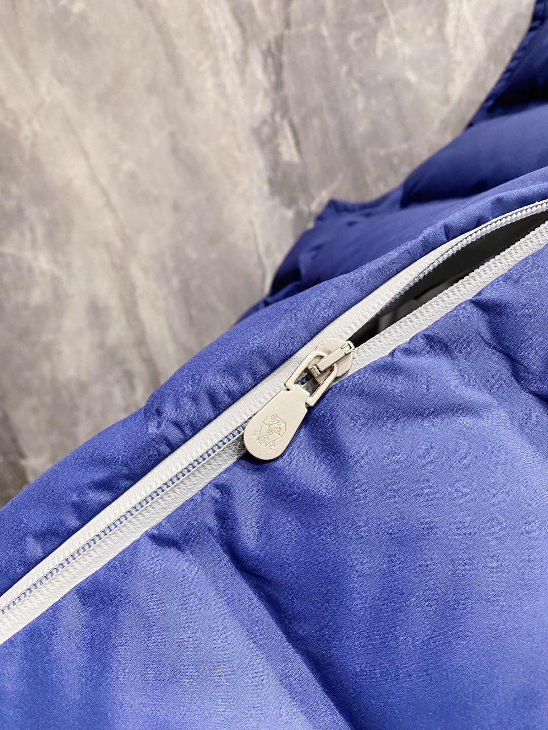 25秋冬新品发布，BC新款羽绒马甲出货，帽子可完全拆卸成立领，所有面料及辅料原版开模订制，质感超强，码数