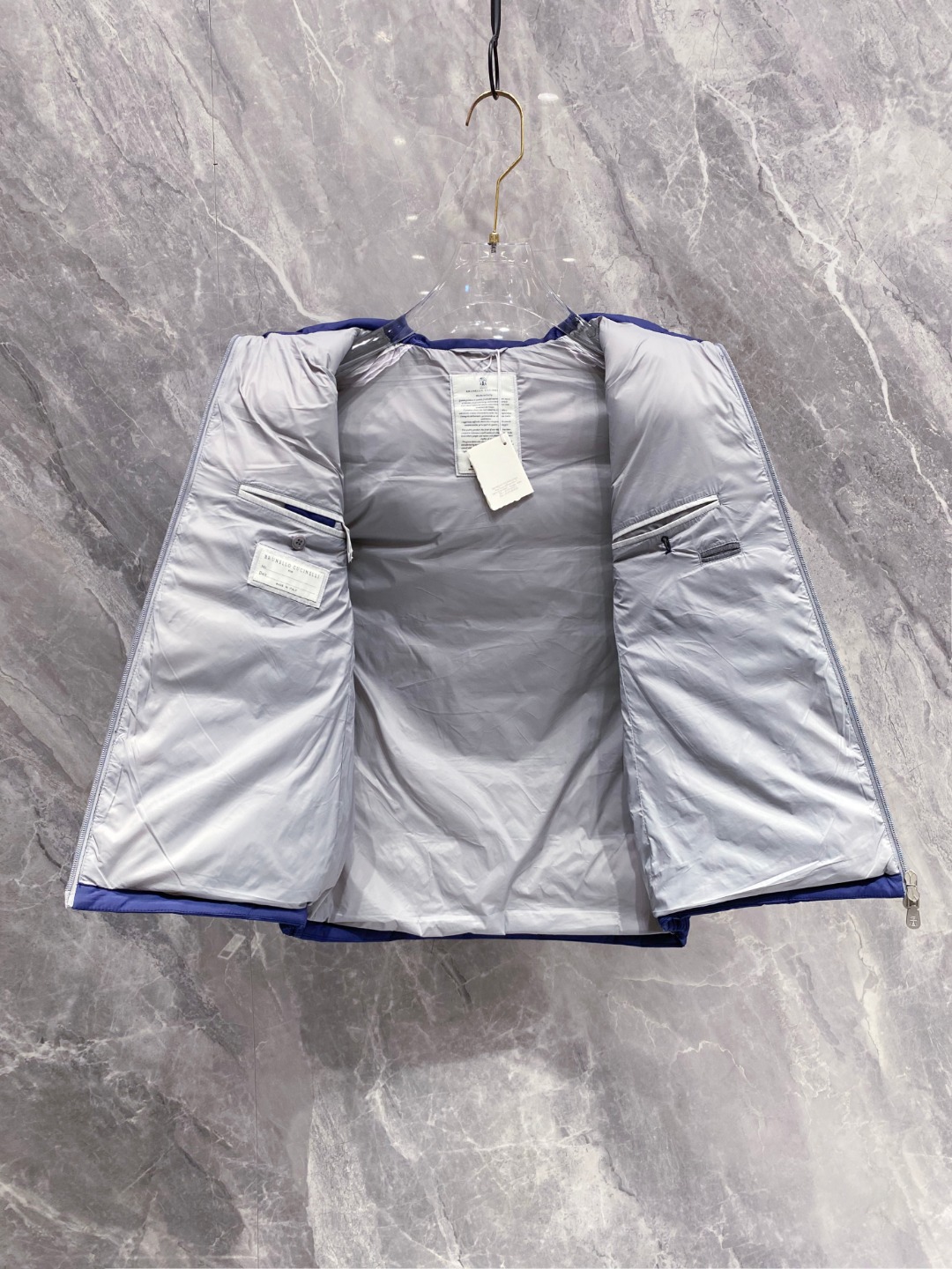 25秋冬新品发布，BC新款羽绒马甲出货，帽子可完全拆卸成立领，所有面料及辅料原版开模订制，质感超强，码数