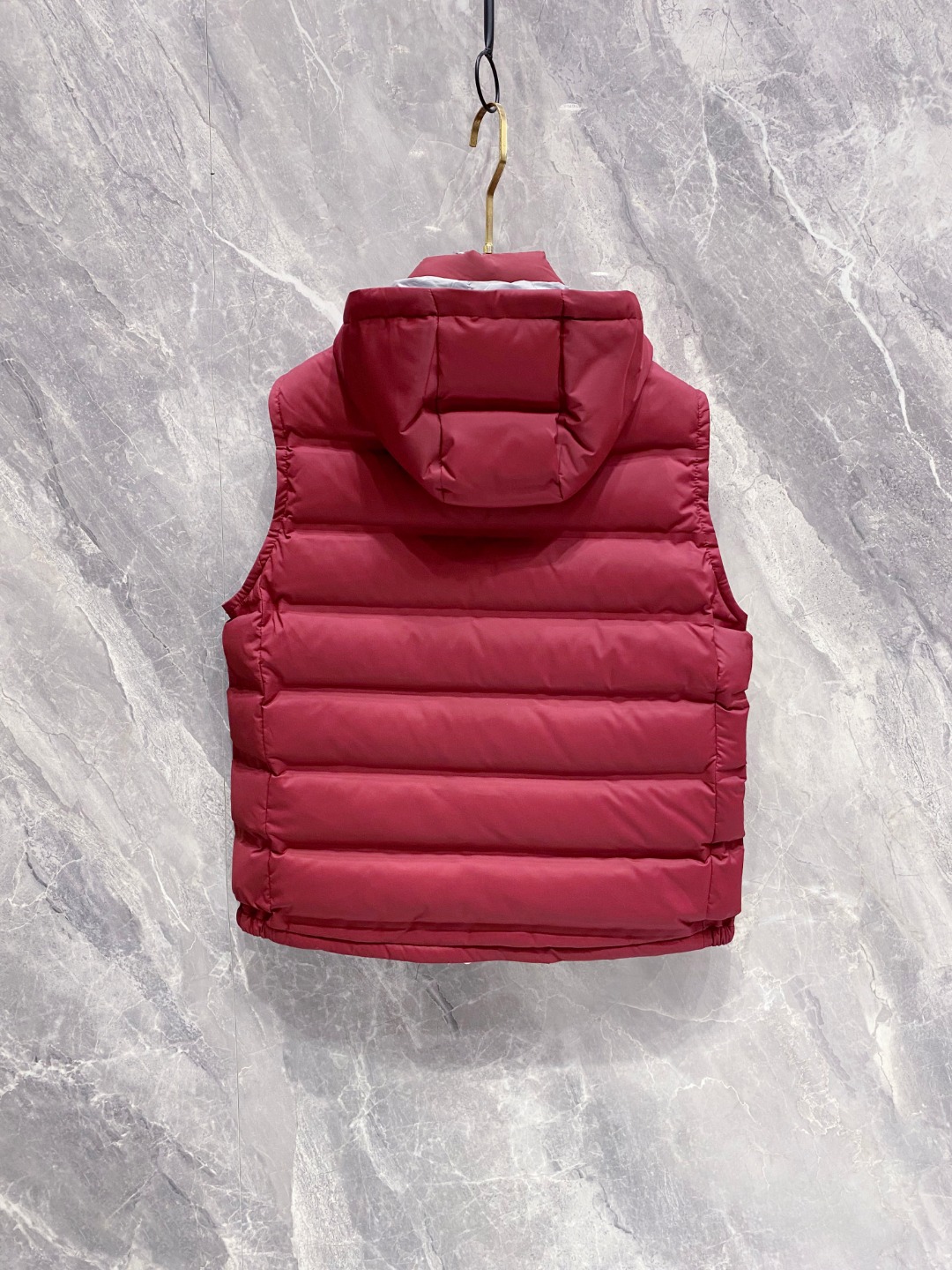 25秋冬新品发布，BC新款羽绒马甲出货，帽子可完全拆卸成立领，所有面料及辅料原版开模订制，质感超强，码数