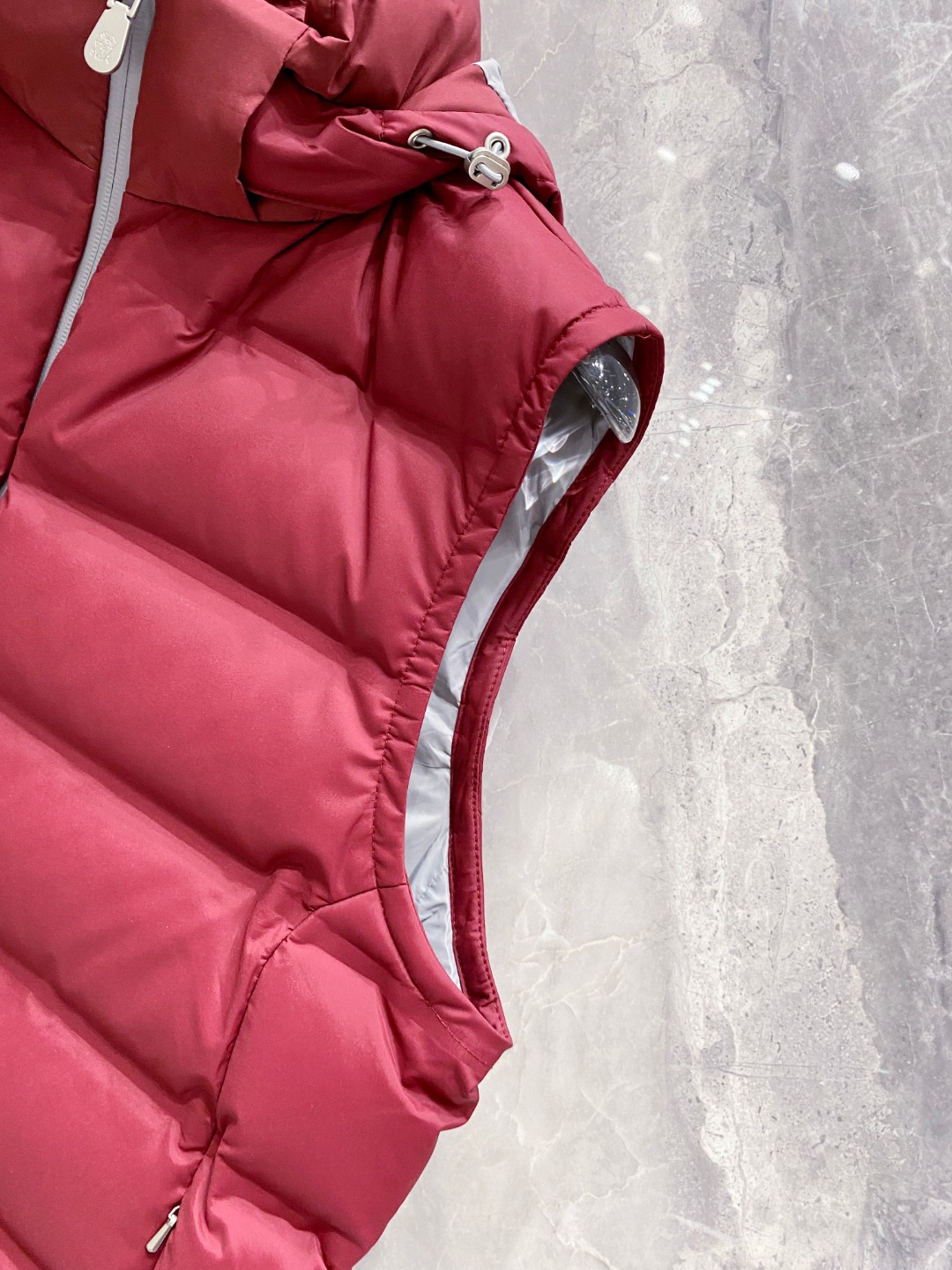 25秋冬新品发布，BC新款羽绒马甲出货，帽子可完全拆卸成立领，所有面料及辅料原版开模订制，质感超强，码数