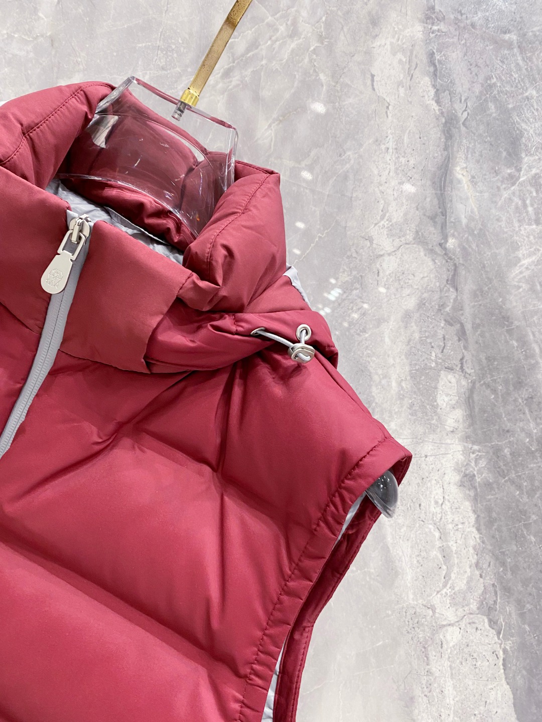 25秋冬新品发布，BC新款羽绒马甲出货，帽子可完全拆卸成立领，所有面料及辅料原版开模订制，质感超强，码数