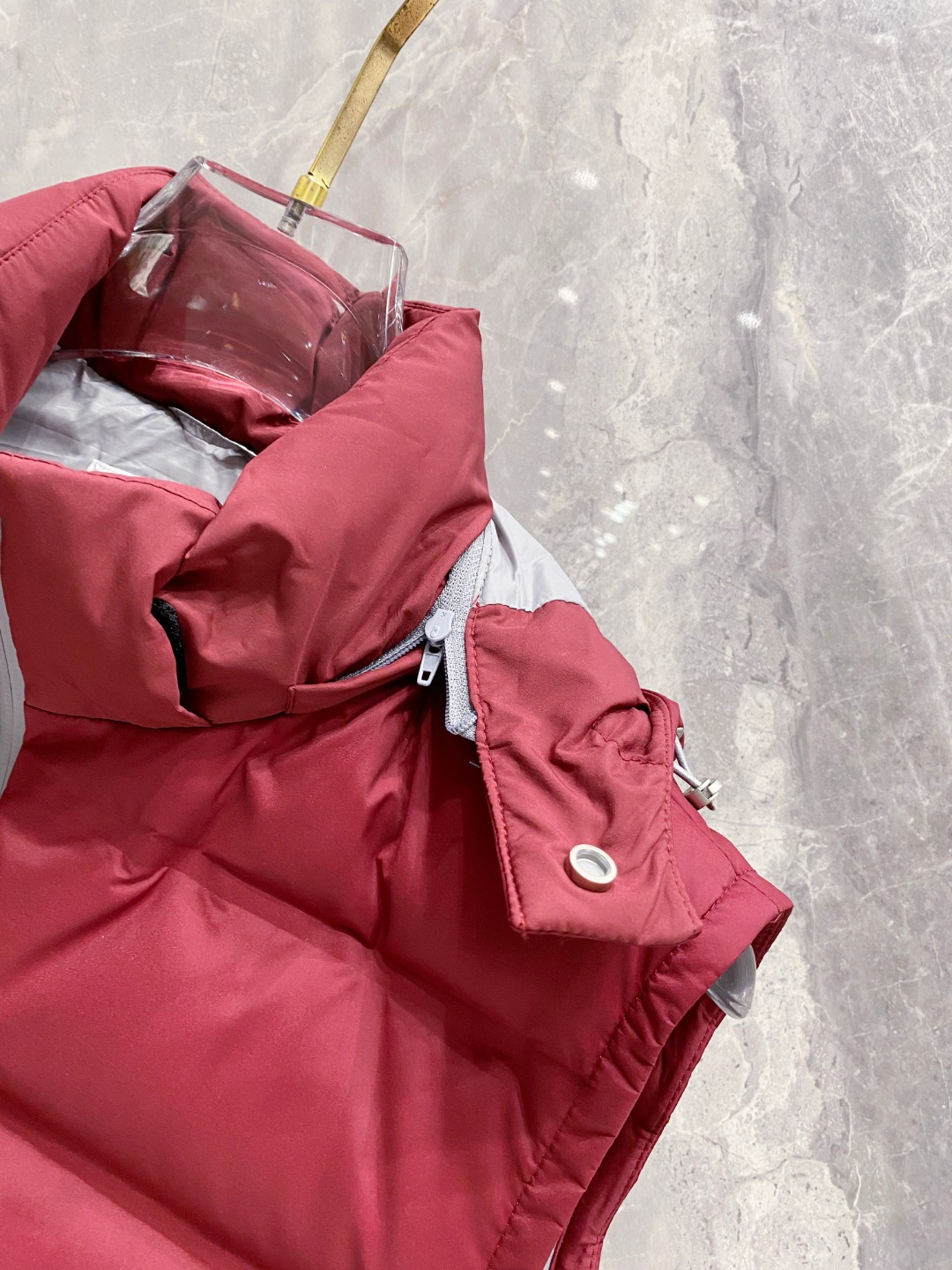 25秋冬新品发布，BC新款羽绒马甲出货，帽子可完全拆卸成立领，所有面料及辅料原版开模订制，质感超强，码数