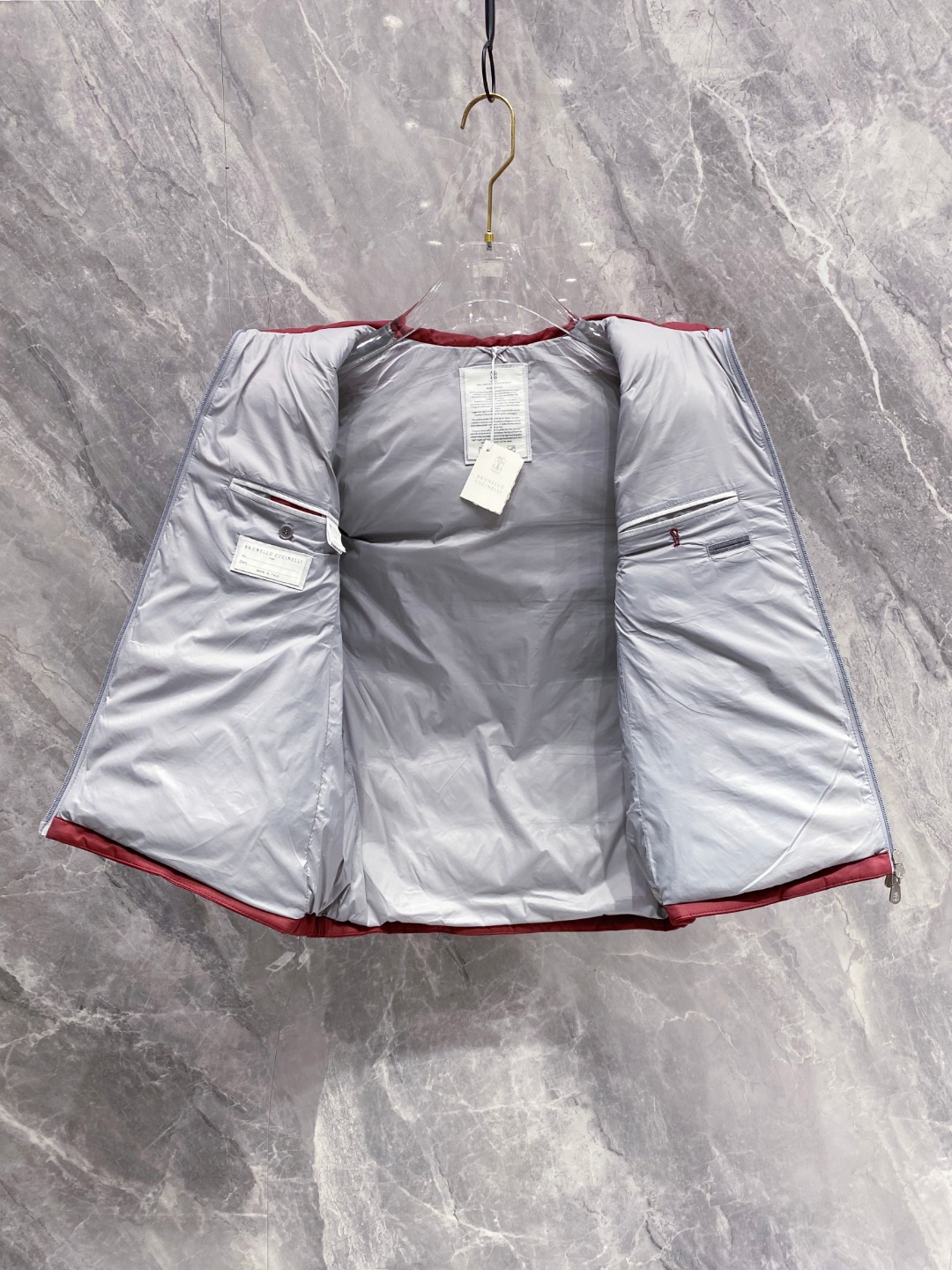 25秋冬新品发布，BC新款羽绒马甲出货，帽子可完全拆卸成立领，所有面料及辅料原版开模订制，质感超强，码数