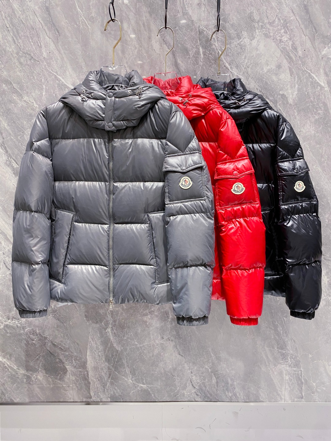 Moncler 蒙口2025秋冬新品发布，蒙口最新款亮光羽绒出货，柜上同步，面料及辅料全部订制，帽子可脱
