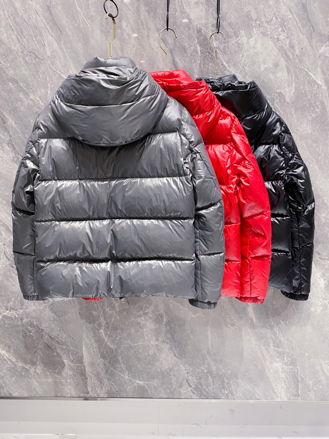 Moncler 蒙口2025秋冬新品发布，蒙口最新款亮光羽绒出货，柜上同步，面料及辅料全部订制，帽子可脱