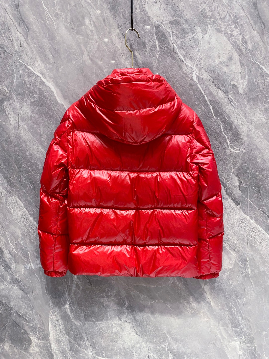 Moncler 蒙口2025秋冬新品发布，蒙口最新款亮光羽绒出货，柜上同步，面料及辅料全部订制，帽子可脱