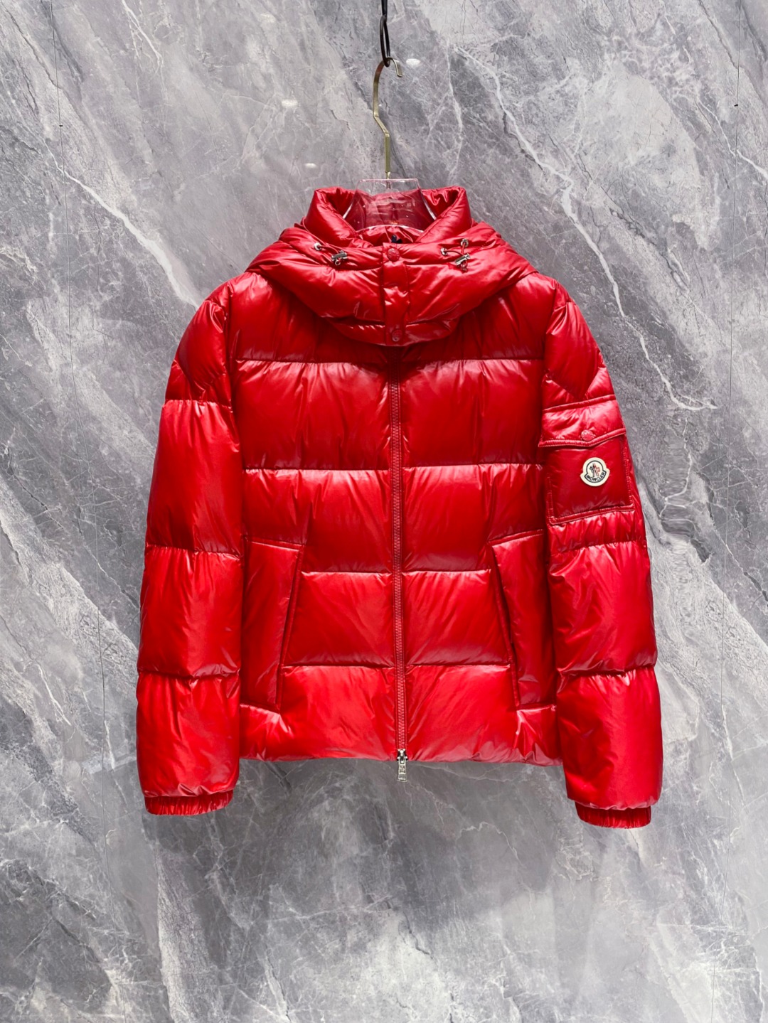 Moncler 蒙口2025秋冬新品发布，蒙口最新款亮光羽绒出货，柜上同步，面料及辅料全部订制，帽子可脱