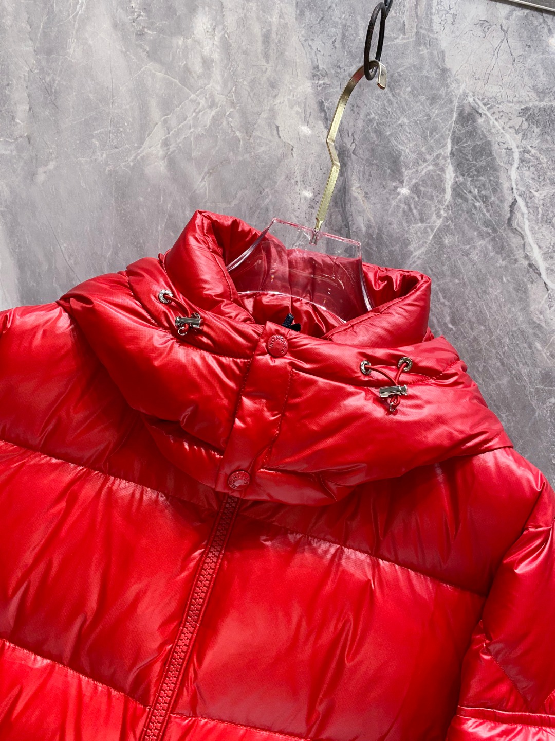 Moncler 蒙口2025秋冬新品发布，蒙口最新款亮光羽绒出货，柜上同步，面料及辅料全部订制，帽子可脱
