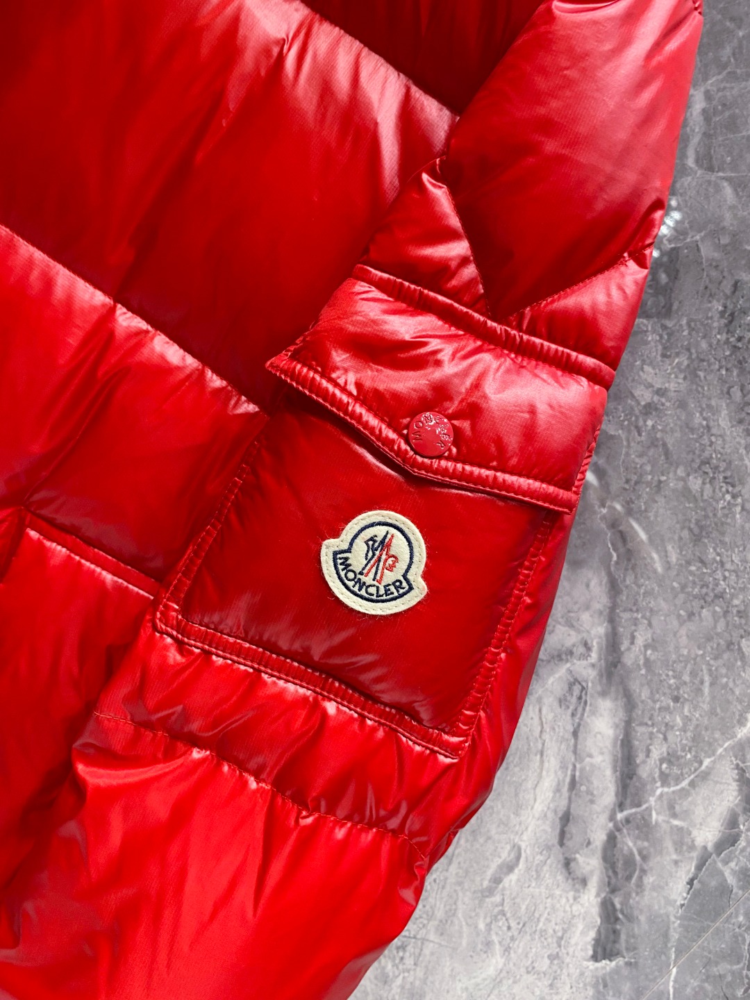 Moncler 蒙口2025秋冬新品发布，蒙口最新款亮光羽绒出货，柜上同步，面料及辅料全部订制，帽子可脱