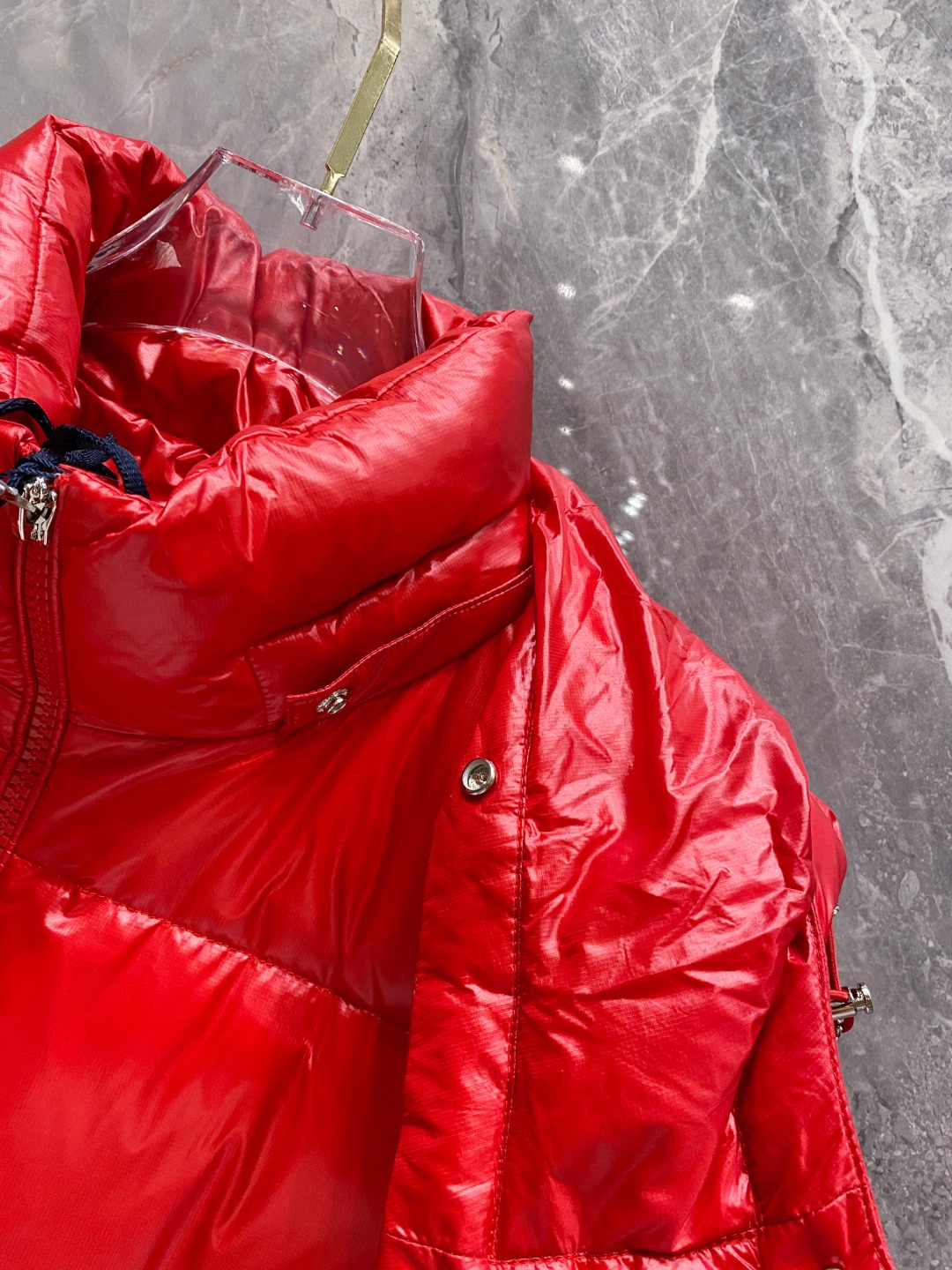 Moncler 蒙口2025秋冬新品发布，蒙口最新款亮光羽绒出货，柜上同步，面料及辅料全部订制，帽子可脱