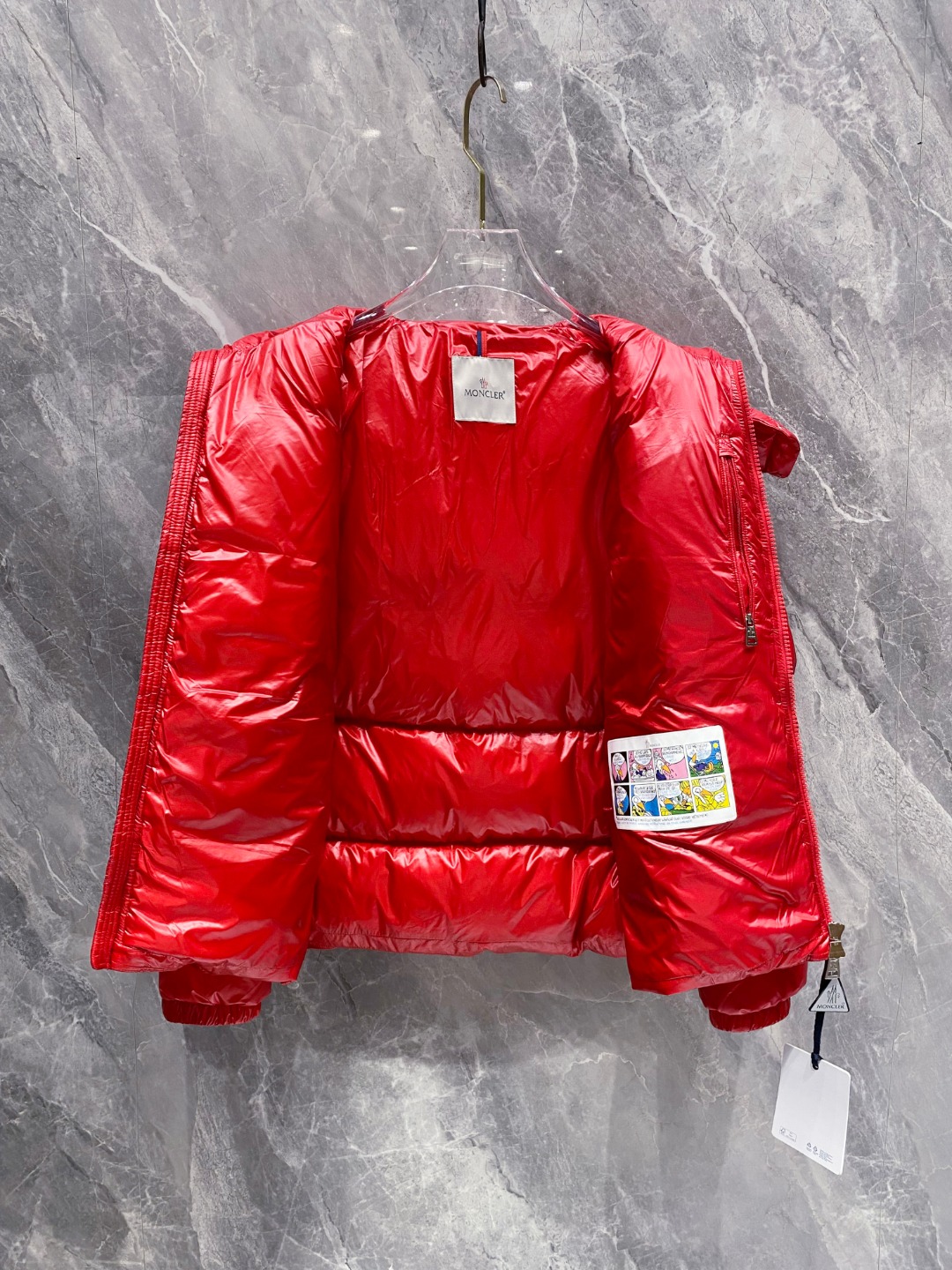 Moncler 蒙口2025秋冬新品发布，蒙口最新款亮光羽绒出货，柜上同步，面料及辅料全部订制，帽子可脱