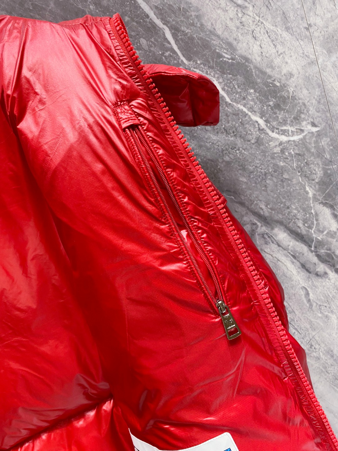 Moncler 蒙口2025秋冬新品发布，蒙口最新款亮光羽绒出货，柜上同步，面料及辅料全部订制，帽子可脱